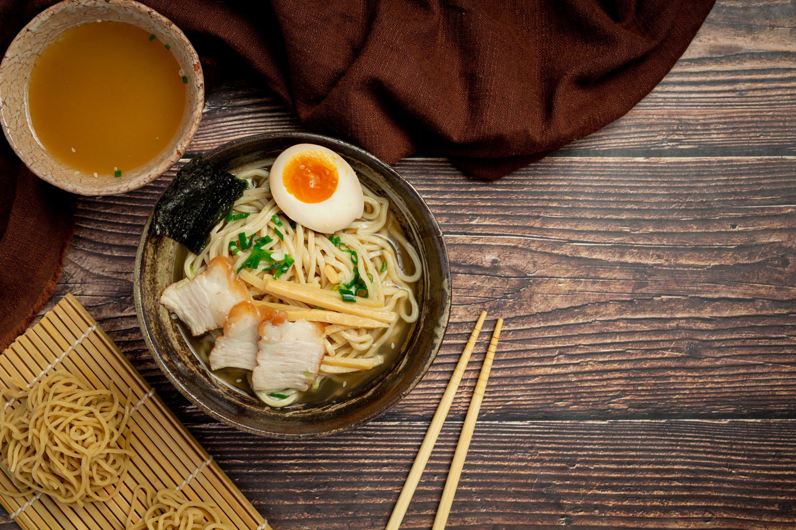 Yokohama-style ramen destaca por sus fideos gruesos y un caldo que fusiona tonkotsu con salsa de soja, creado en la ciudad portuaria de Yokohama (Freepik)