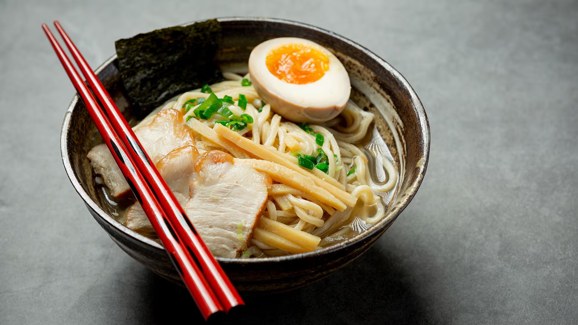 Miso ramen nació en Sapporo, tiene base de miso cocido en wok, lleva brotes de soja, cerdo picado, ajo y a veces mariscos locales (Freepik)
