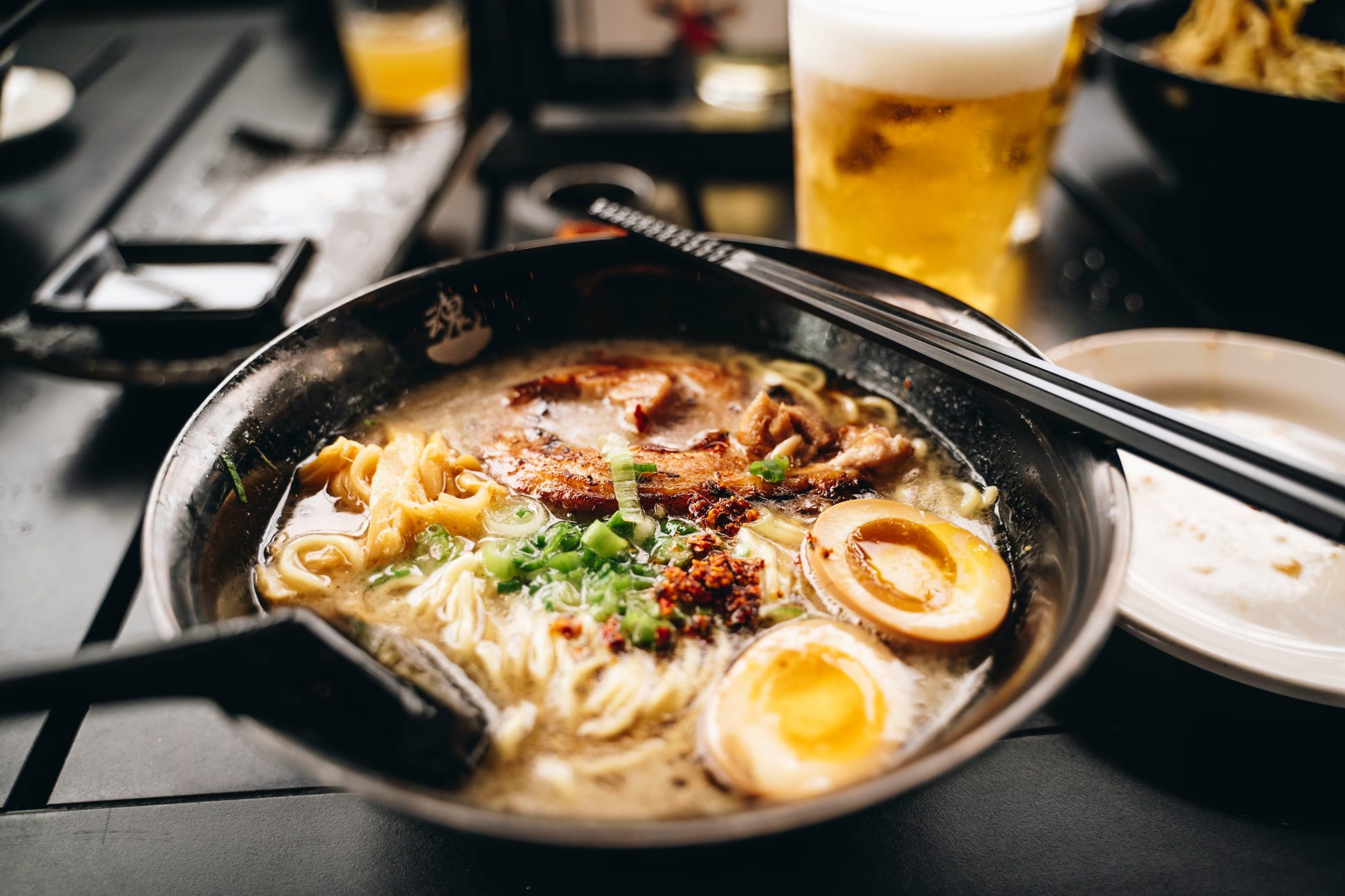 Tonkotsu ramen de Fukuoka resalta por su caldo intenso y cremoso, elaborado con huesos de cerdo y acompañado de panceta y huevo (Unsplash)