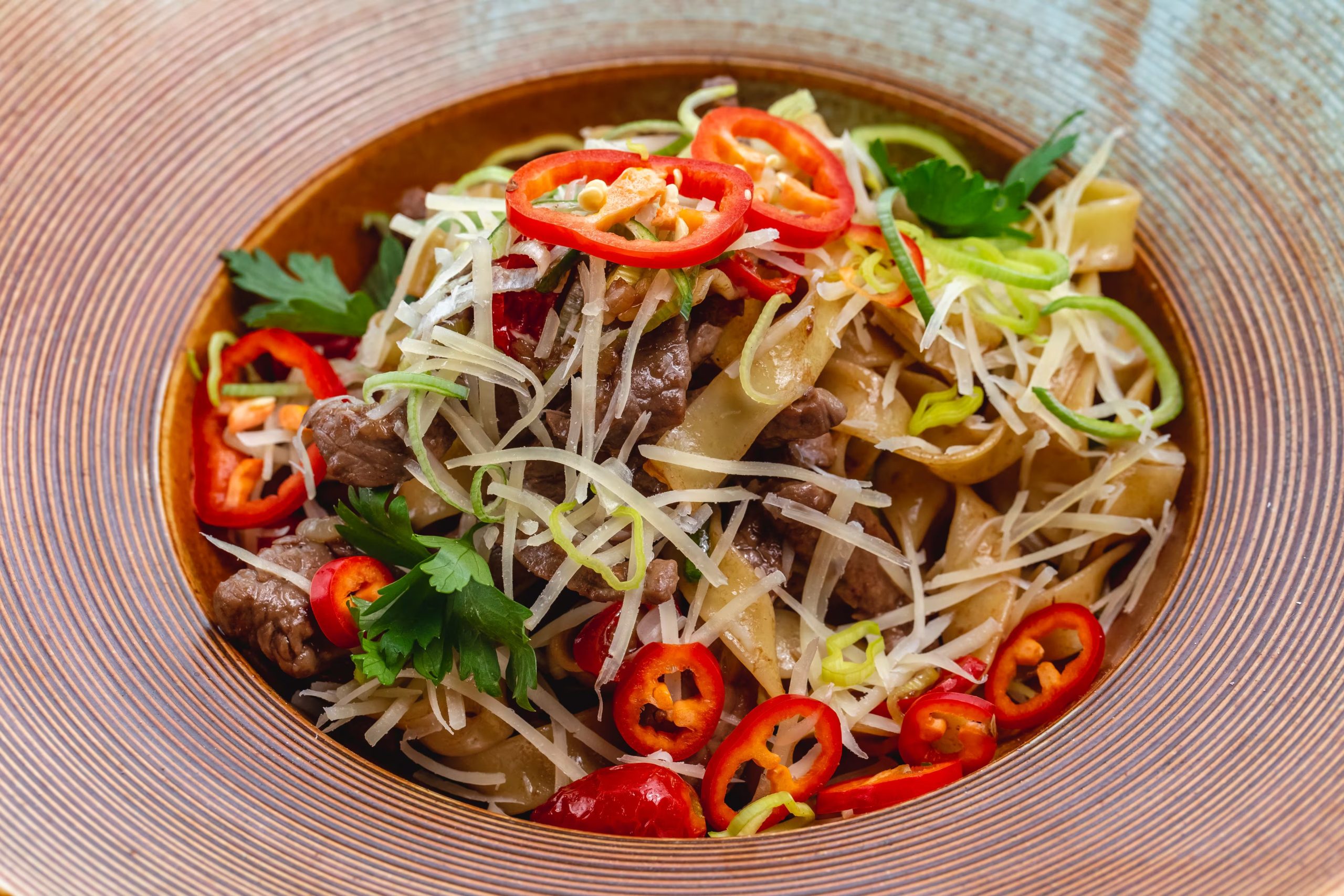 Bun bo nam bo integra fideos de arroz, carne de res salteada, hierbas frescas y vegetales, es un plato típico del sur de Vietnam (Freepik)
