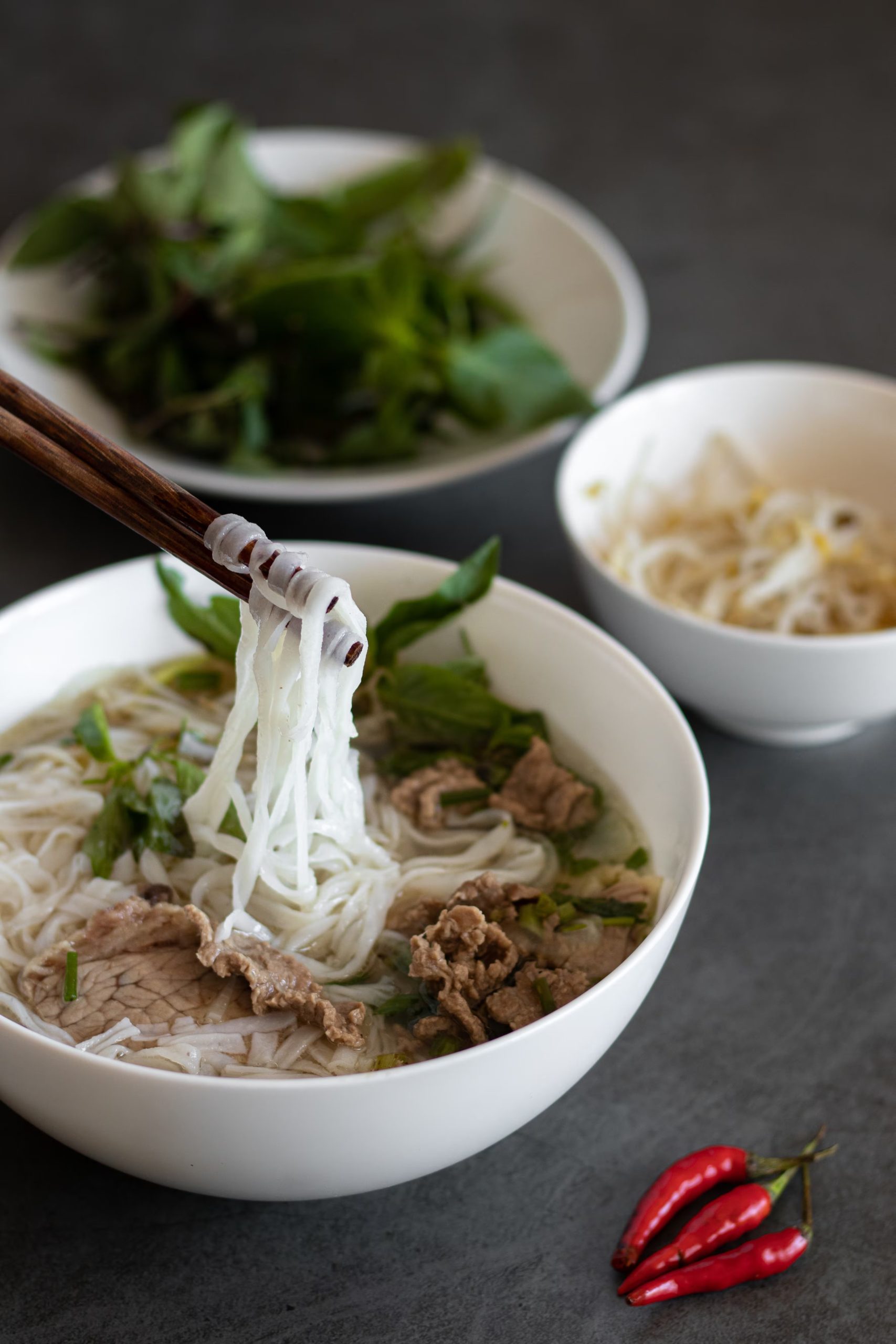 Pho bo, sopa de fideos con res, utiliza distintos cortes de carne y especias aromáticas, es uno de los íconos culinarios de Vietnam (Freepik)