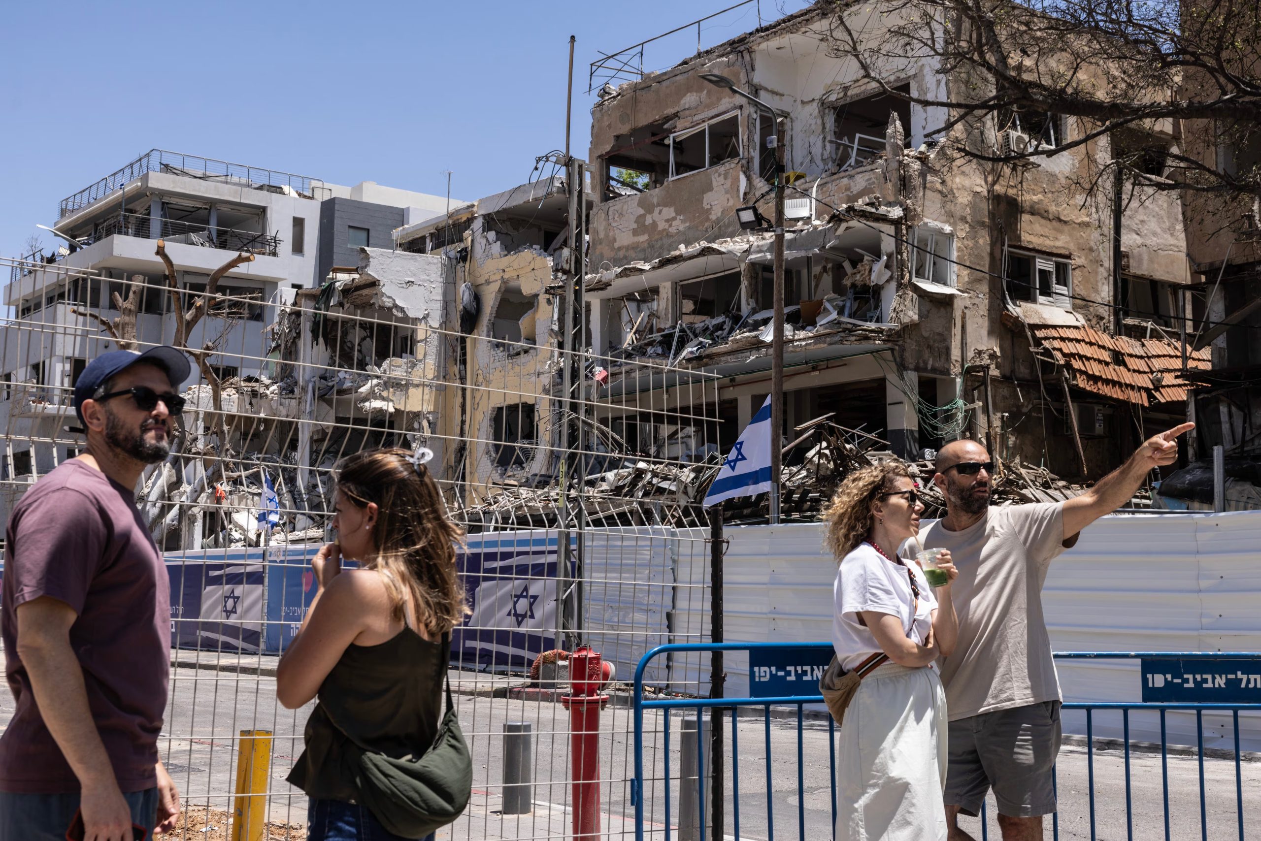 Daños tras un ataque con misiles iraníes en Tel Aviv en junio. Irán duplicó la producción de misiles desde la guerra de 12 días con Israel. (Heidi Levine/For The Washington Post)