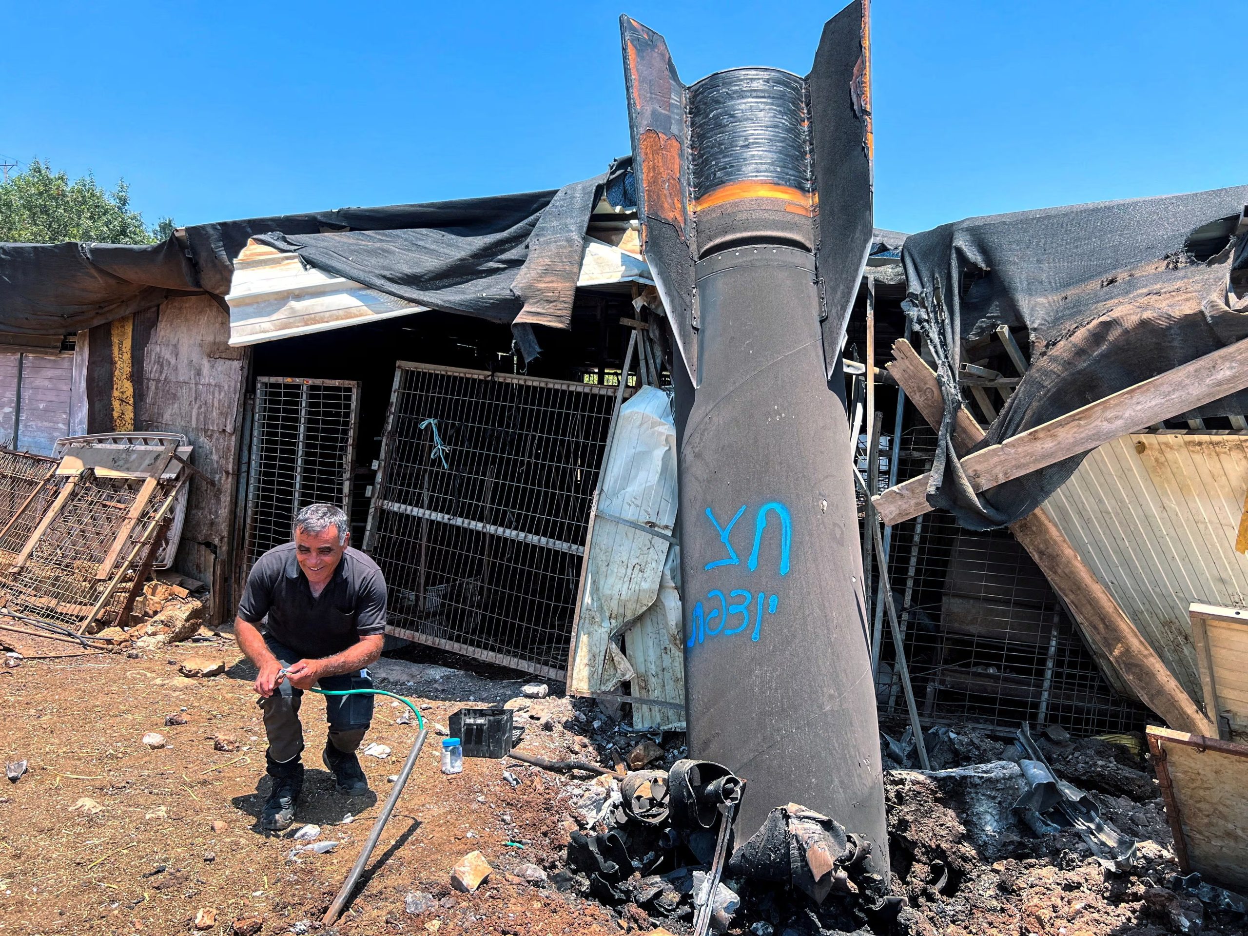Restos de un misil balístico tras el ataque de Irán contra Israel en junio de 2025. Teherán conserva municiones de corto alcance capaces de alcanzar bases estadounidenses en el Golfo. (REUTERS/Avi Ohayon/archivo)