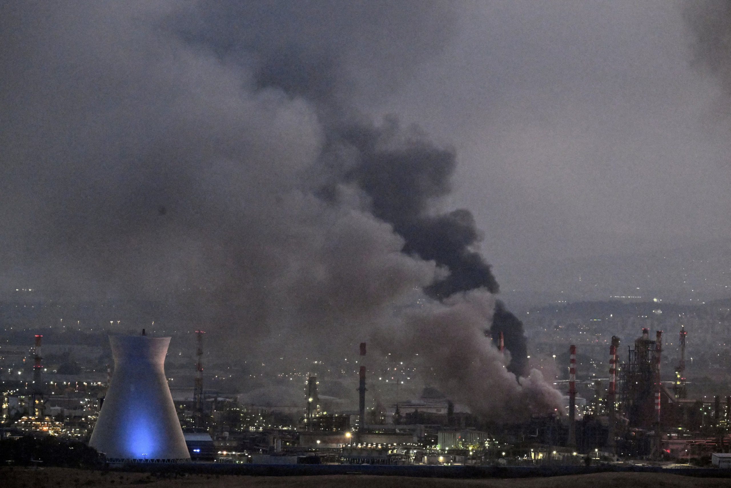 Humo en una instalación impactada tras el ataque de misiles de Irán contra Israel en Haifa, junio de 2025. Los ataques israelíes se dirigieron al arsenal de largo alcance iraní. (REUTERS/Rami Shlush/archivo)