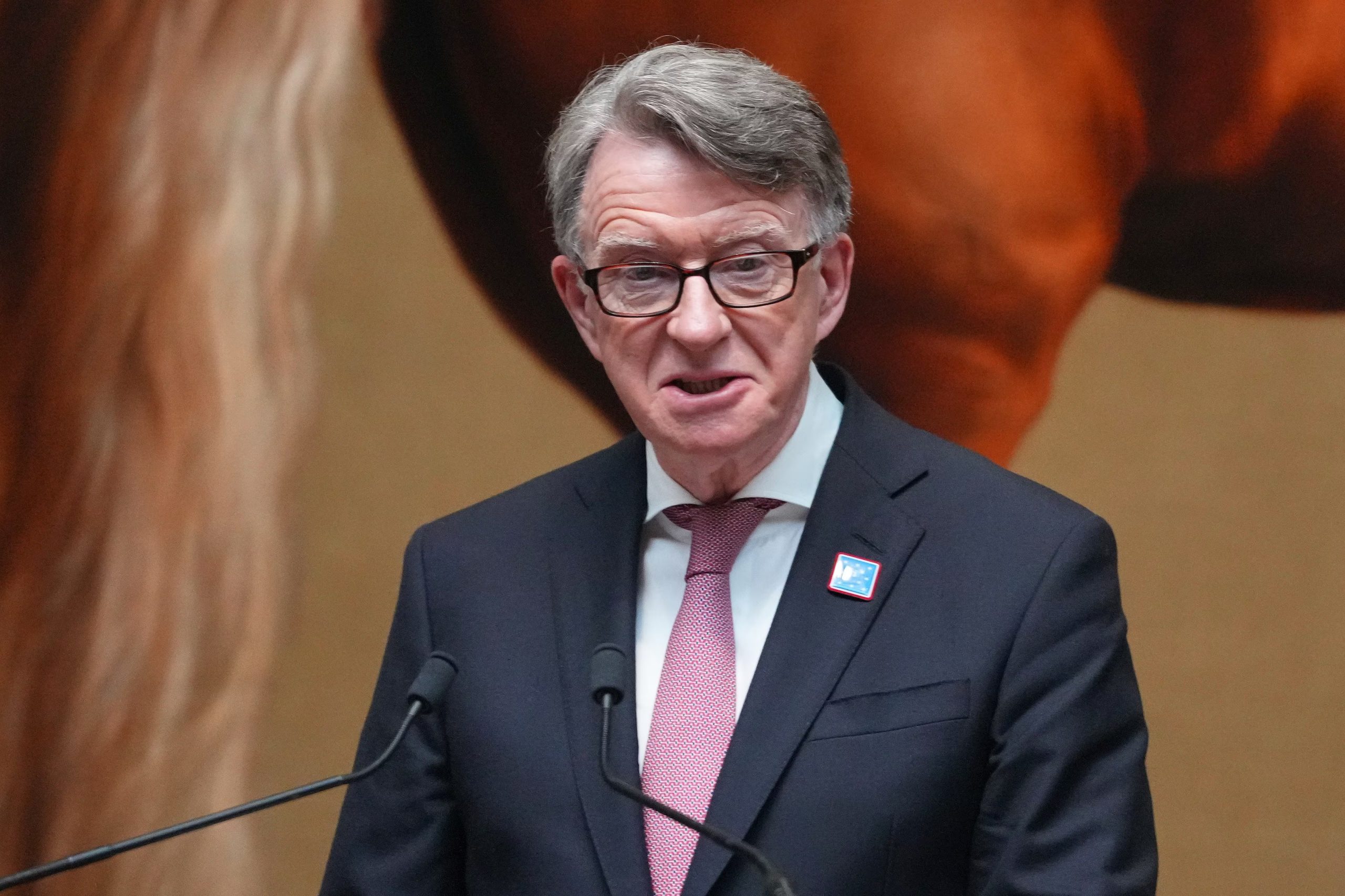 El embajador británico en Estados Unidos, Peter Mandelson, habla durante la ceremonia de reinauguración de la estatua de George Washington en la Galería Nacional de Londres, el miércoles 18 de junio de 2025. (Foto AP/Kirsty Wigglesworth)