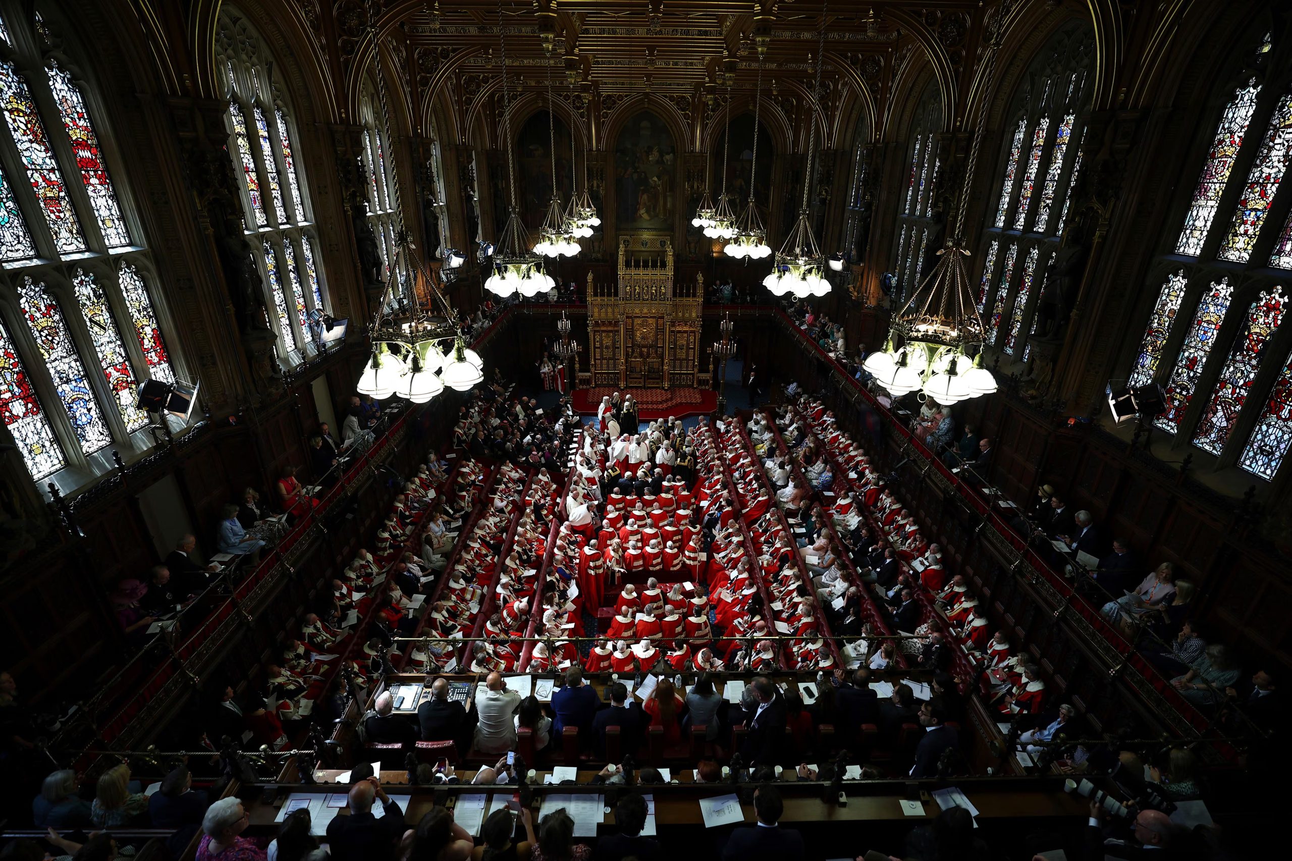Miembros de la Cámara de los Lores e invitados toman asiento en la Cámara de los Lores, antes de la apertura oficial del Parlamento, en las Cámaras del Parlamento, en Londres, el 17 de julio de 2024. (Henry Nicholls/POOL vía AP, Archivo)