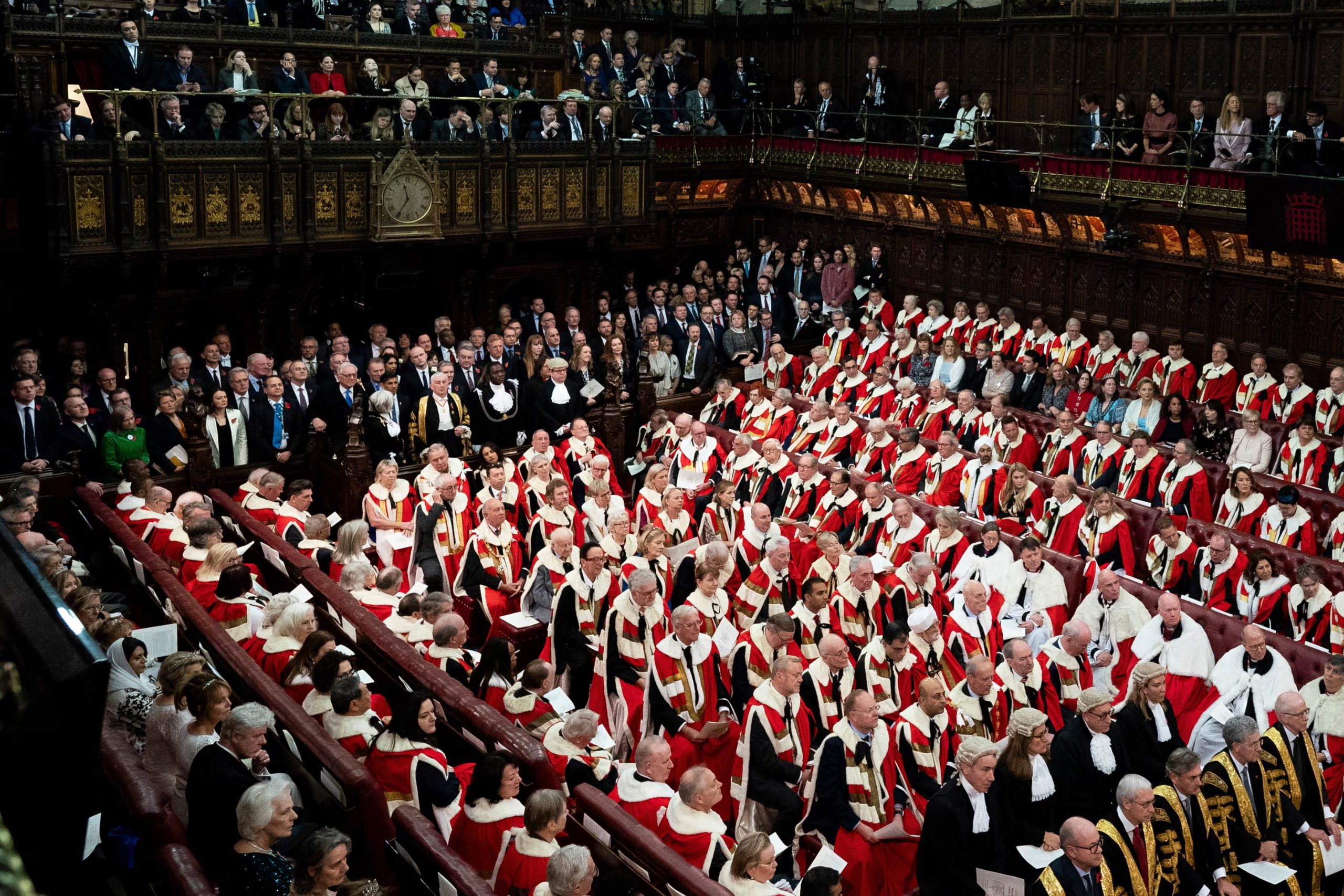 Miembros de la Cámara de los Comunes y de los Lores durante la sesión inaugural del Parlamento, en la Cámara de los Lores, en Londres, el martes 7 de noviembre de 2023. (Aaron Chown/Pool Photo vía AP, Archivo)