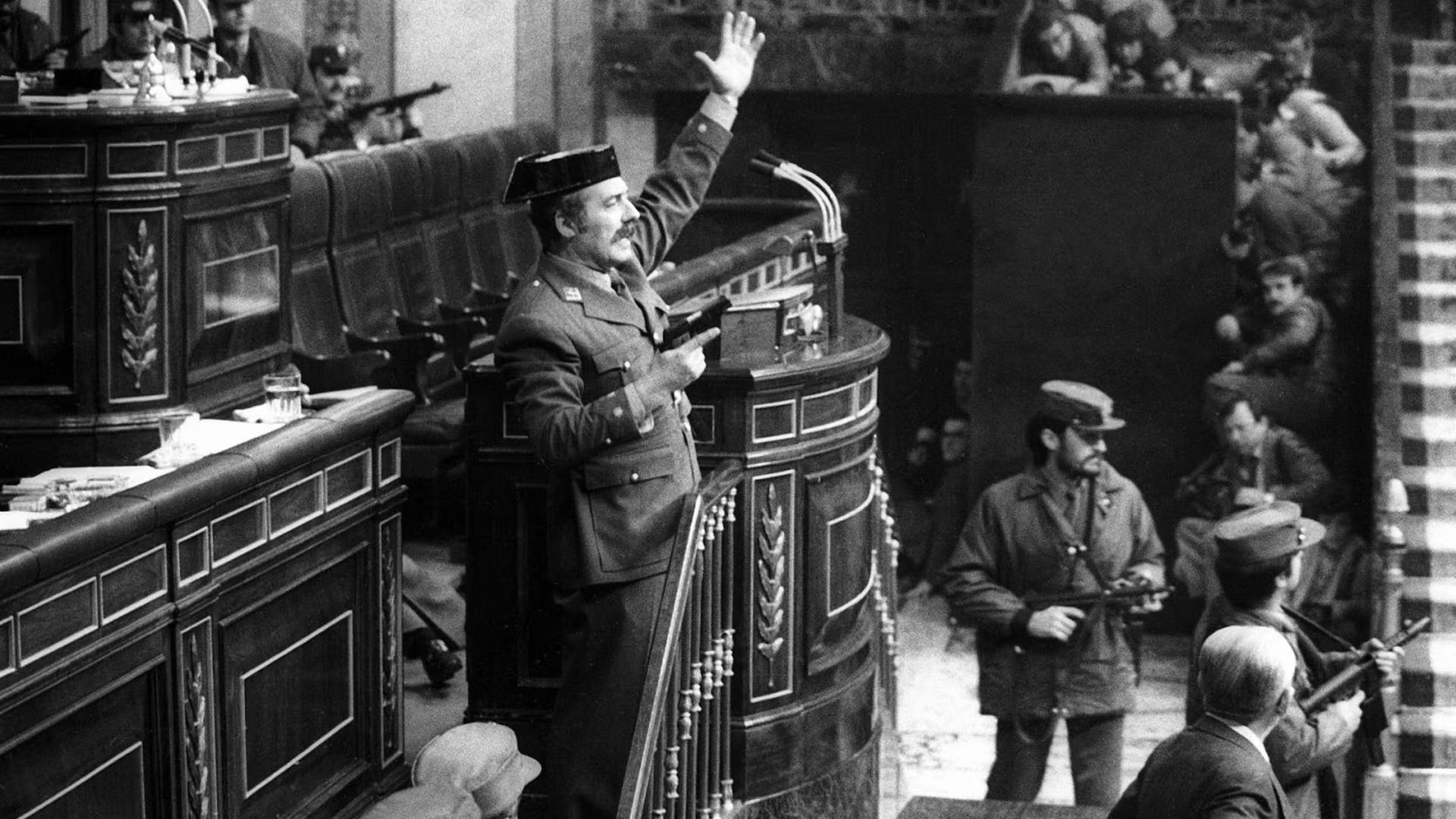 El teniente coronel Antonio Tejero Molina, pistola en mano, ordena silencio a los diputados durante el intento de golpe de Estado del 23 de febrero de 1981 en el Congreso de los Diputados de España.