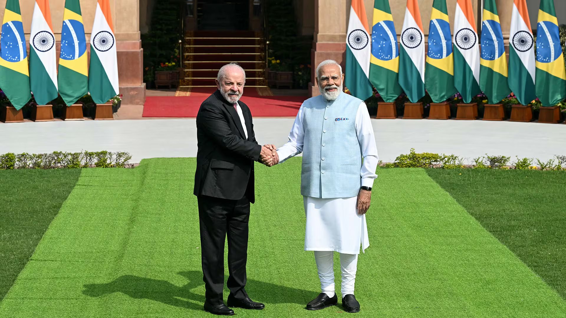 El líder brasileño desarrolla una gira diplomática que incluye la negociación de acuerdos para fortalecer alianzas, tras sus encuentros recientes en India y ante la incertidumbre por las políticas arancelarias estadounidenses (HUSSAIN / AFP)