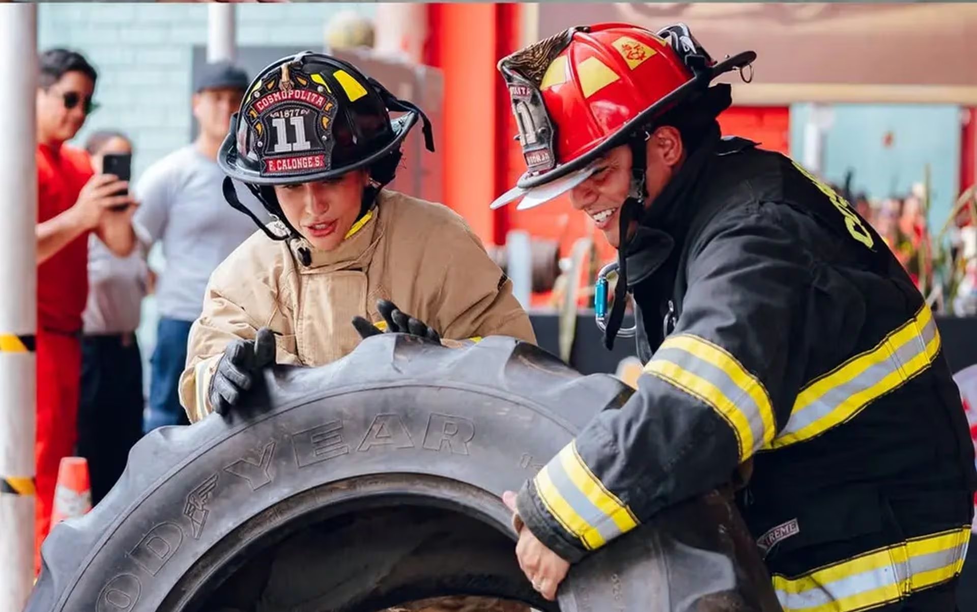 Flexiones, mangueras y descensos por el tubo formaron parte del reto que sorprendió a millones de seguidores. (Instagram / mariabecerra)