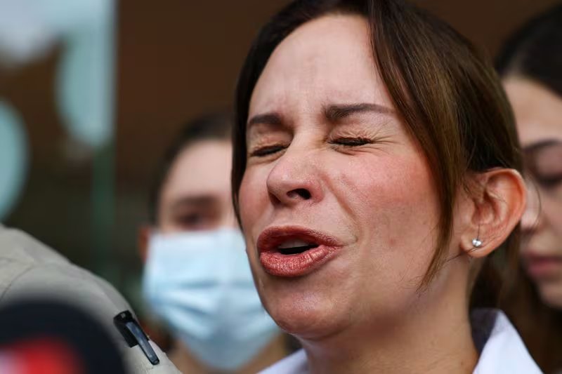 María Claudia Tarazona, esposa del senador Miguel Uribe Turbay, contó que su hijjo pidió permiso para poder darle un beso a su padre mientras estaba hospitalizado - crédito Luisa González/Reuters