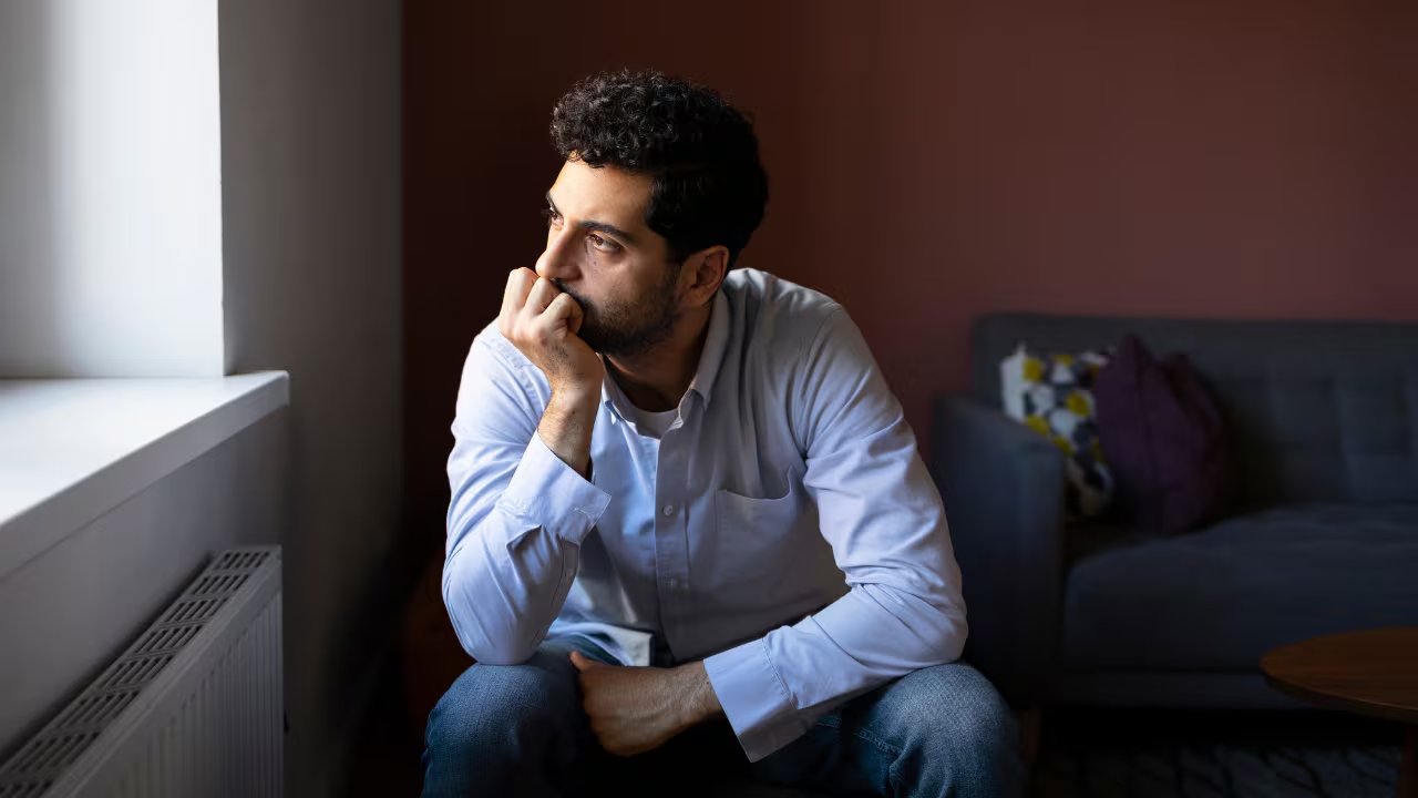 Hombre reflexionando (Freepik)