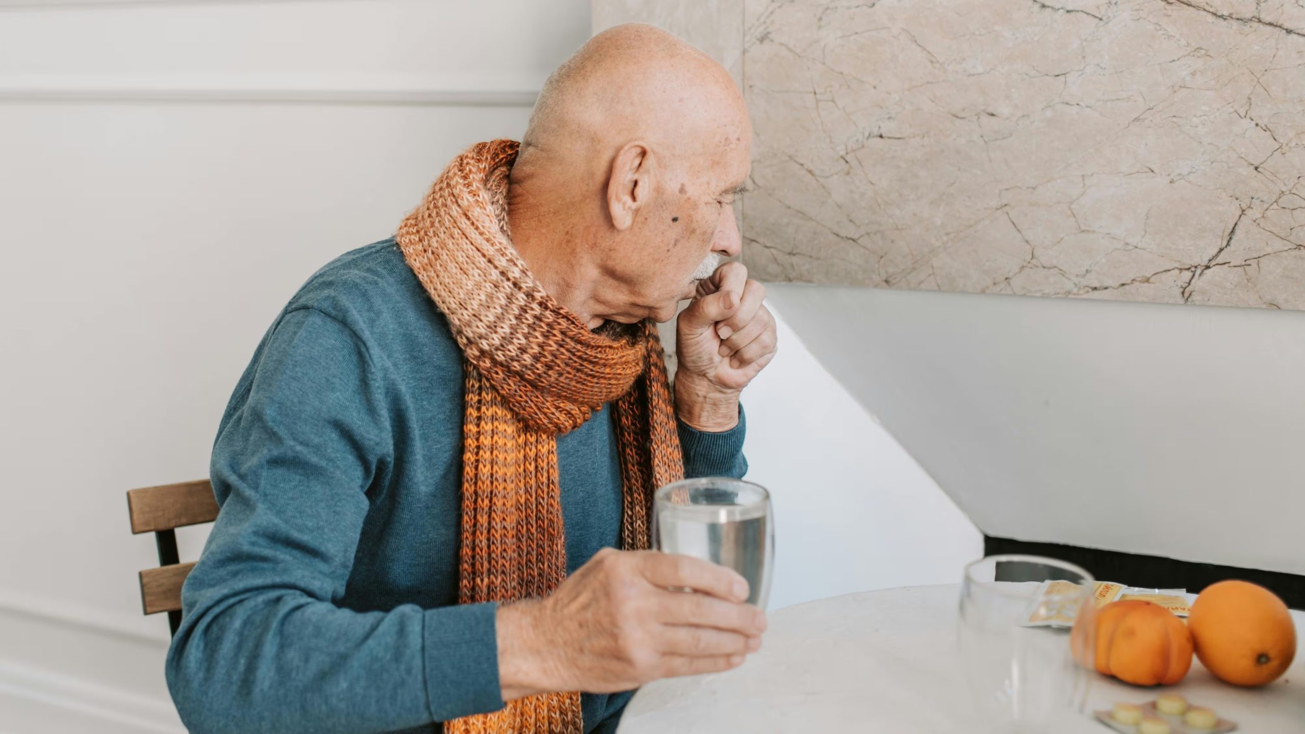 La sensación de nudo en la garganta puede advertir un reflujo crónico, especialmente si se presenta junto a otras molestias en la zona oral (Pexels)