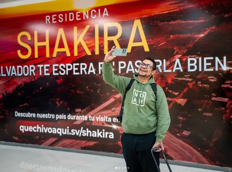 Un visitante se toma una selfie junto a un anuncio de bienvenida a la residencia de Shakira en el Aeropuerto Internacional de El Salvador (Foto cortesía de Que Chivo Aquí).