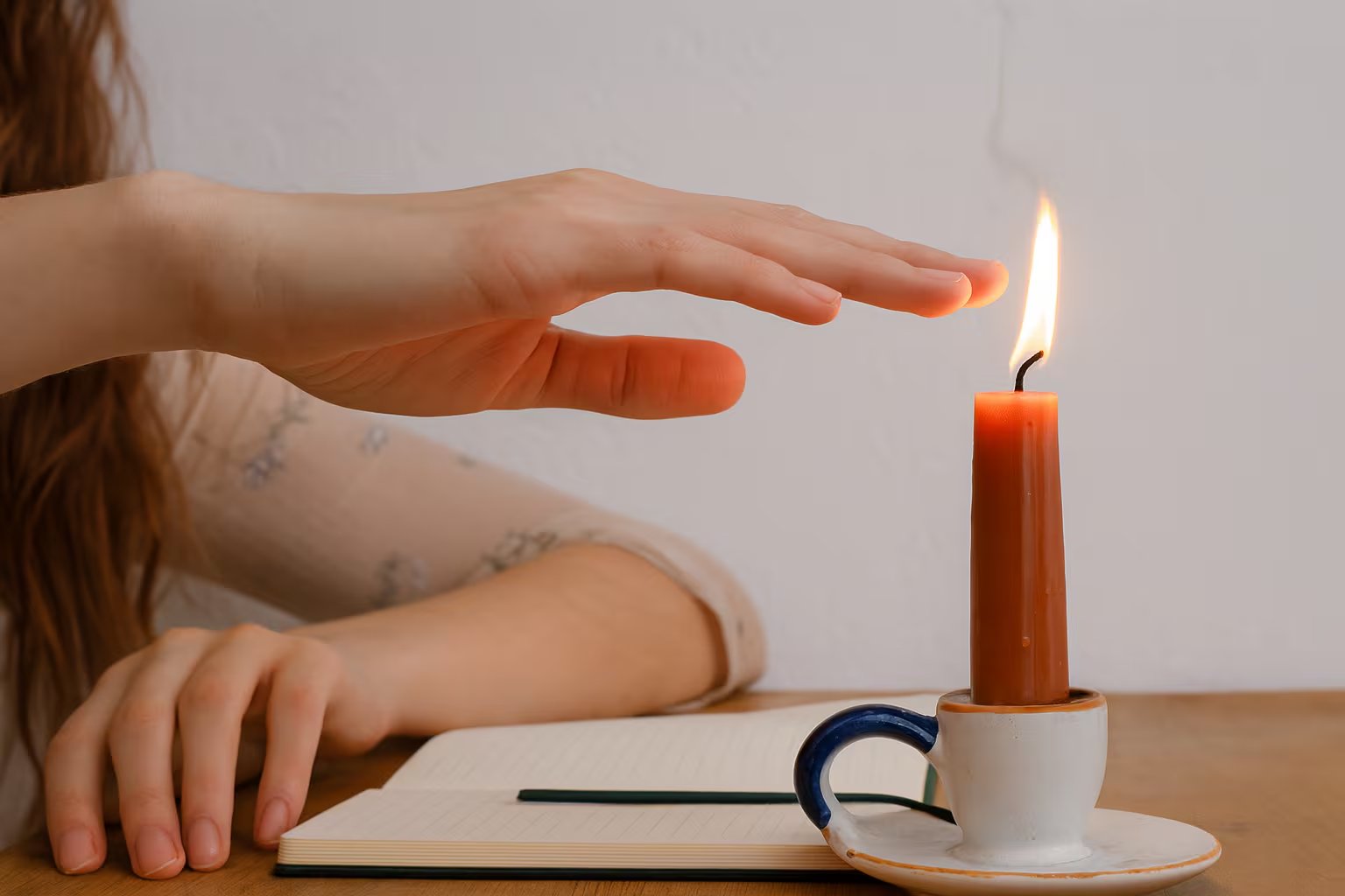 La especialista recomienda técnicas de limpieza y resguardo frente a presencias que interpreta como perjudiciales, enfatizando la relevancia de prácticas rituales en contextos que considera emocionalmente intensos - crédito Visuales IA