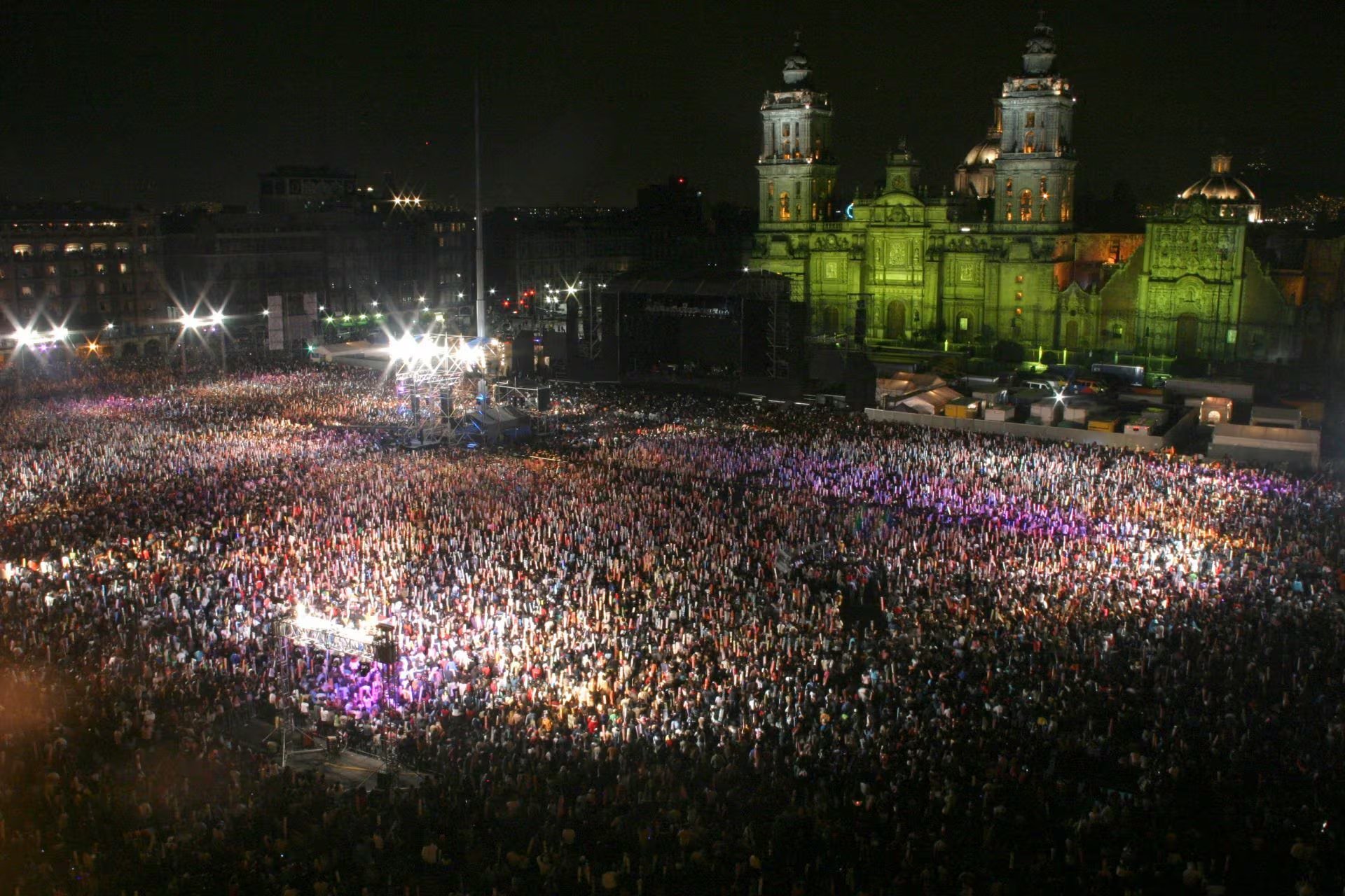 MÉXICO, D.F27MAYO2007.-La cantante colombiana Shakira durante su presentación en el zocalo capitalino como parte de su gira Fijacion Oral
FOTO: SAÚL LÓPEZ ESCORCIA/CUARTOSCURO.COM