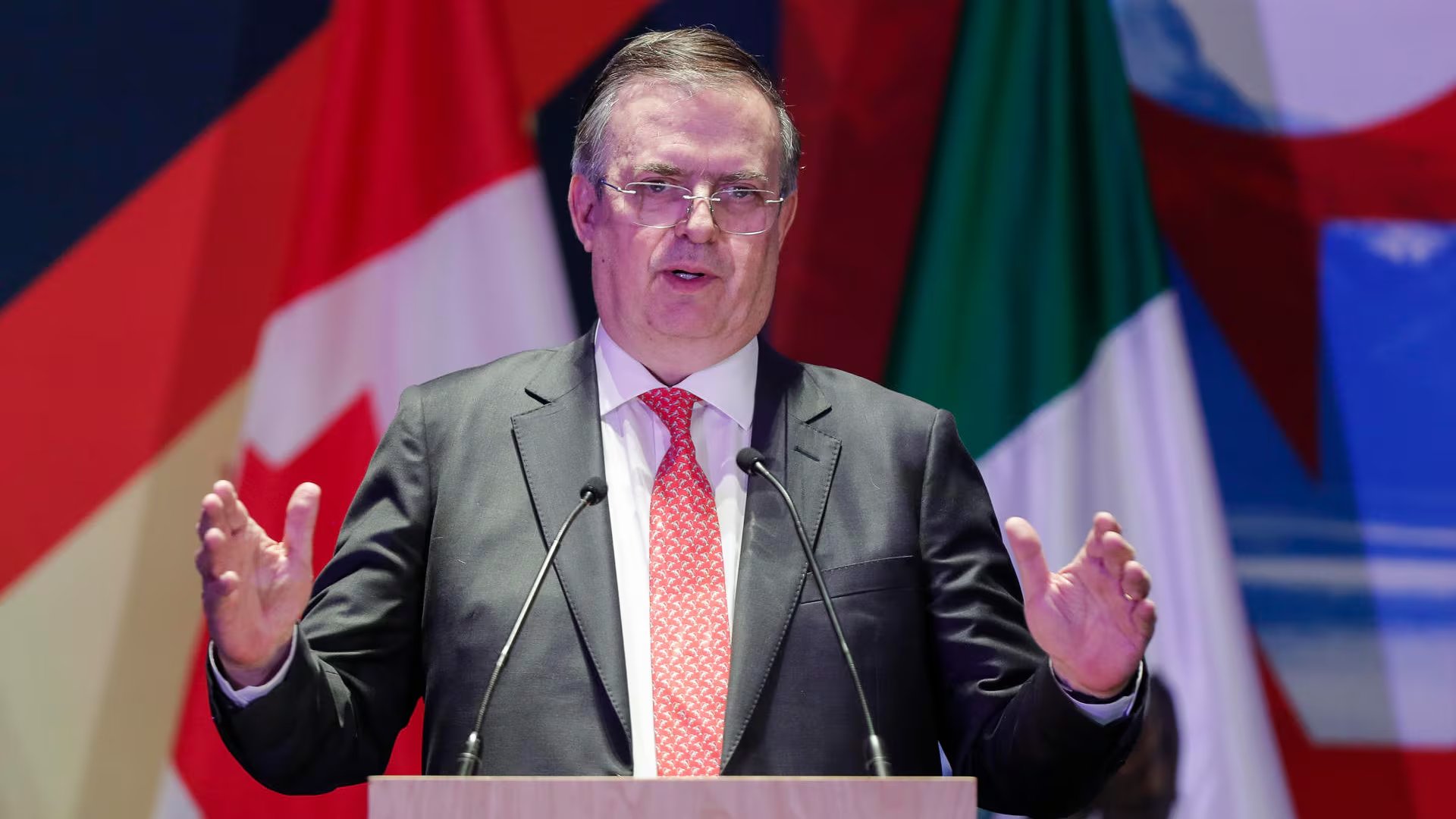 CIUDAD DE MÉXICO (MÉXICO). 16/02/2026.- El secretario de Economía de México, Marcelo Ebrard, habla durante una rueda de prensa este lunes, en Ciudad de México (México). México y Canadá acordaron elaborar un “plan de acción” bilateral para ampliar inversiones, comercio y reducir trabas regulatorias, en paralelo al tratado que tienen ambos países con Estados Unidos (T-MEC), informó Ebrard, tras reunirse en Ciudad de México con el ministro canadiense Dominique LeBlanc. EFE/Isaac Esquivel