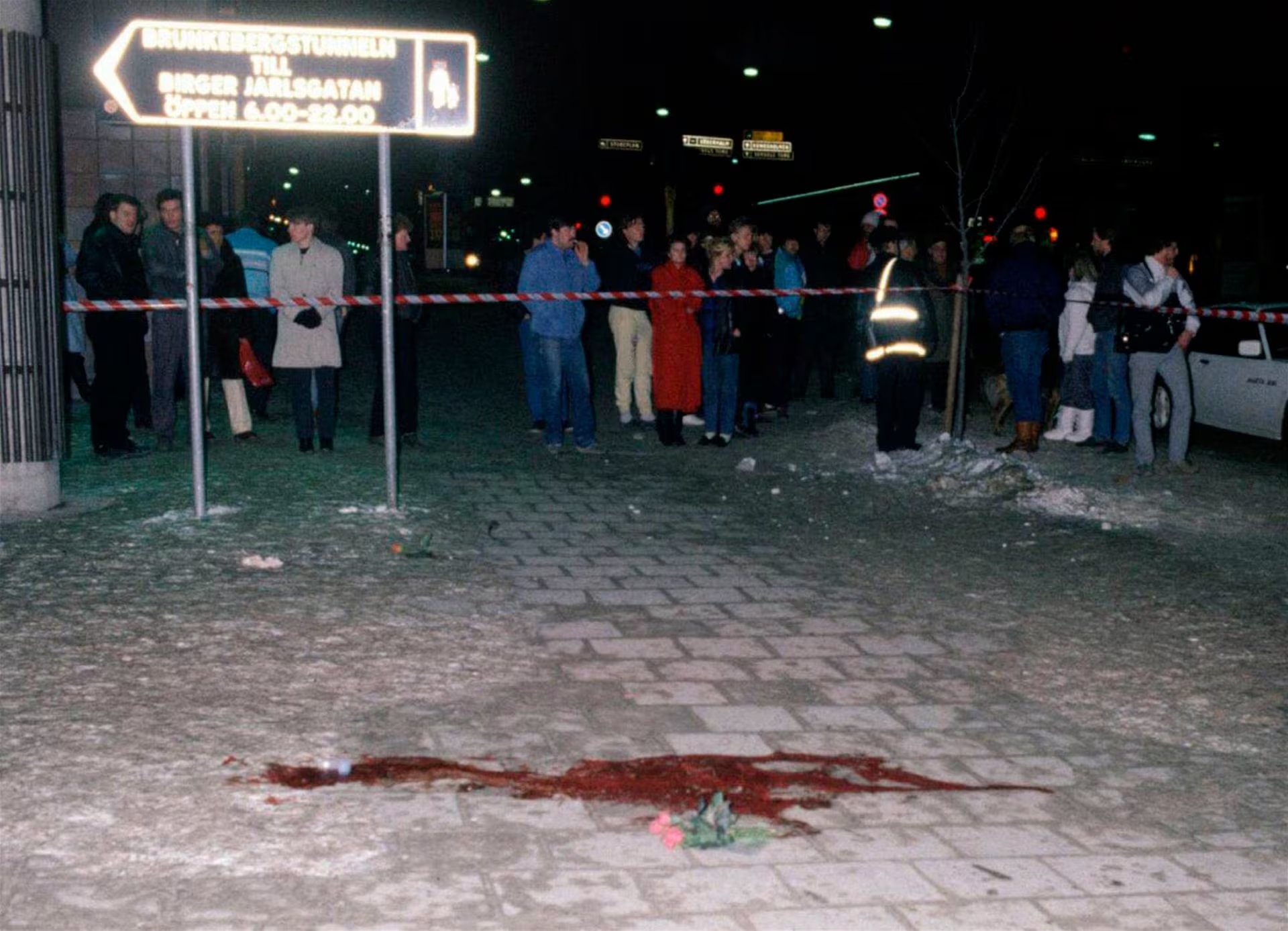 La foto muestra la sangre de Olof Palme en el lugar donde cayó asesinado en febrero de 1986 (AP) 