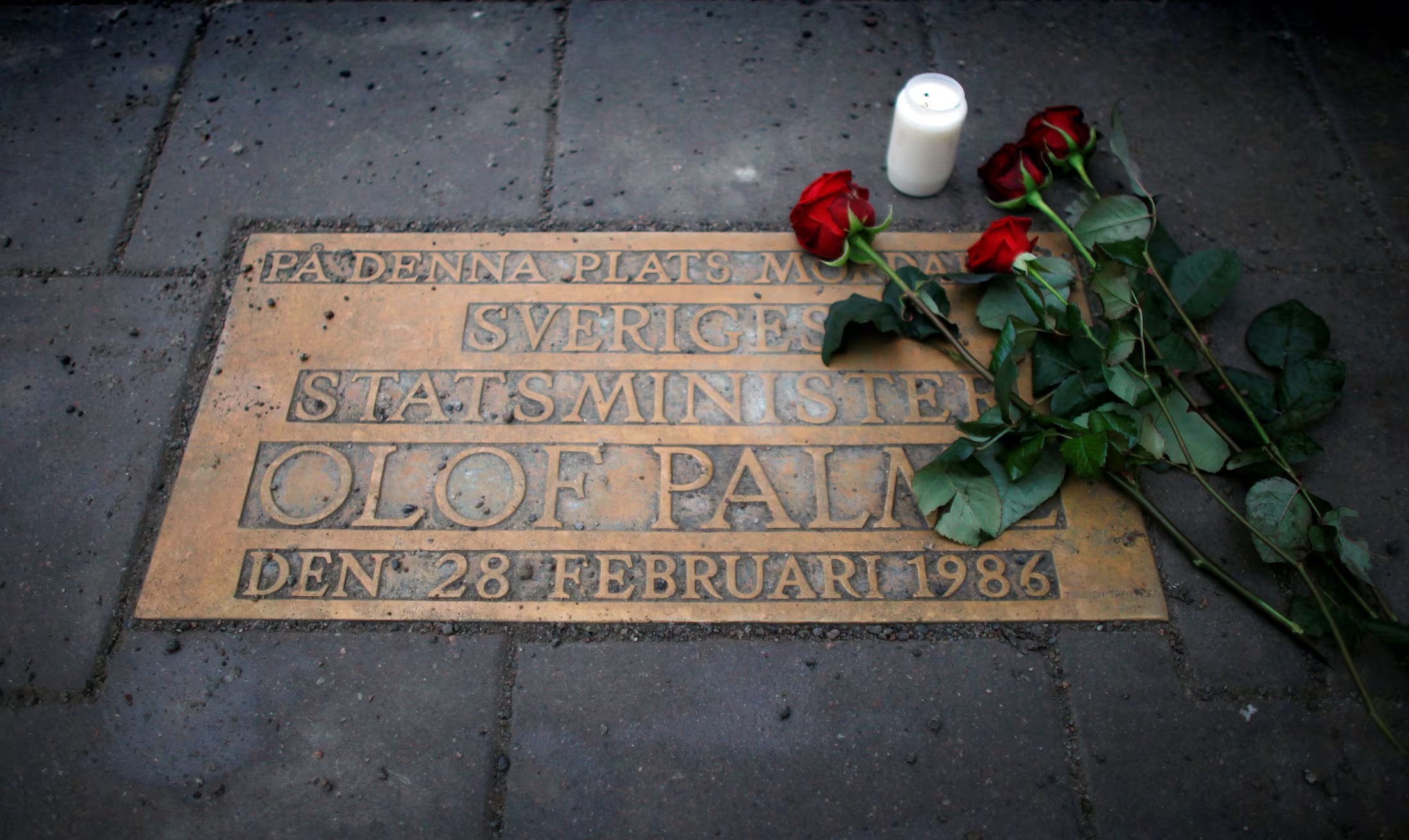 Rosas en la placa instalada en el lugar donde fue asesinado Olof Palme el 28 de febrero de 1986 (REUTERS)