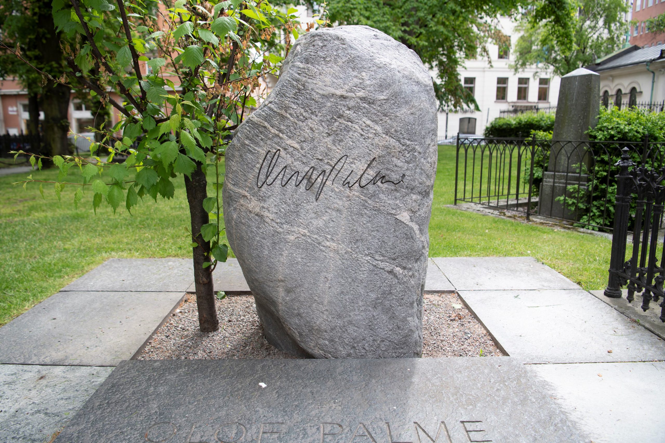 La tumba de Olof Palme en el cementerio Adolf Fredrik en la ciudad de Estocolmo (REUTERS)