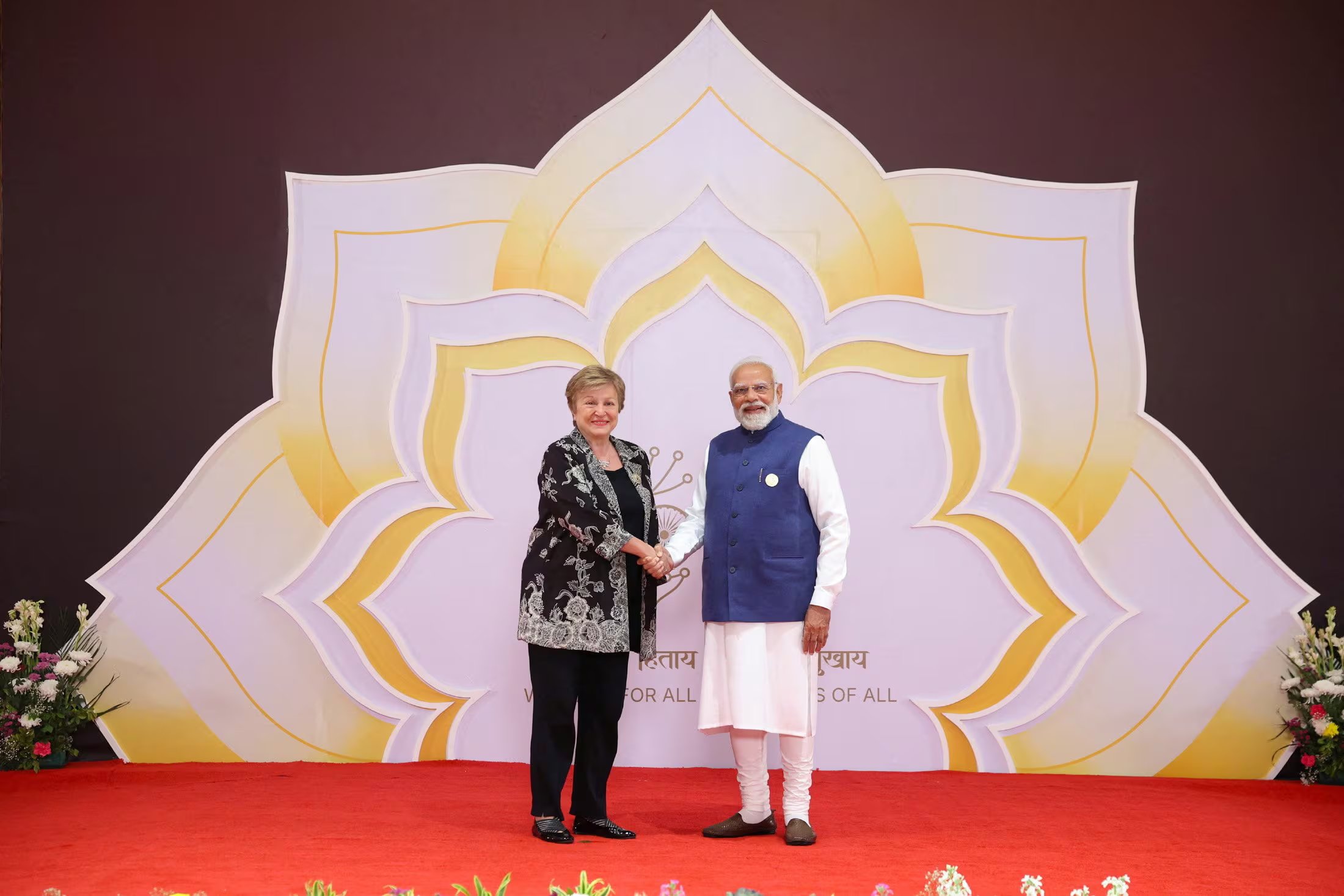 El primer ministro de la India, Narendra Modi, posa para una fotografía con la directora del FMI, Kristalina Georgieva (REUTERS)