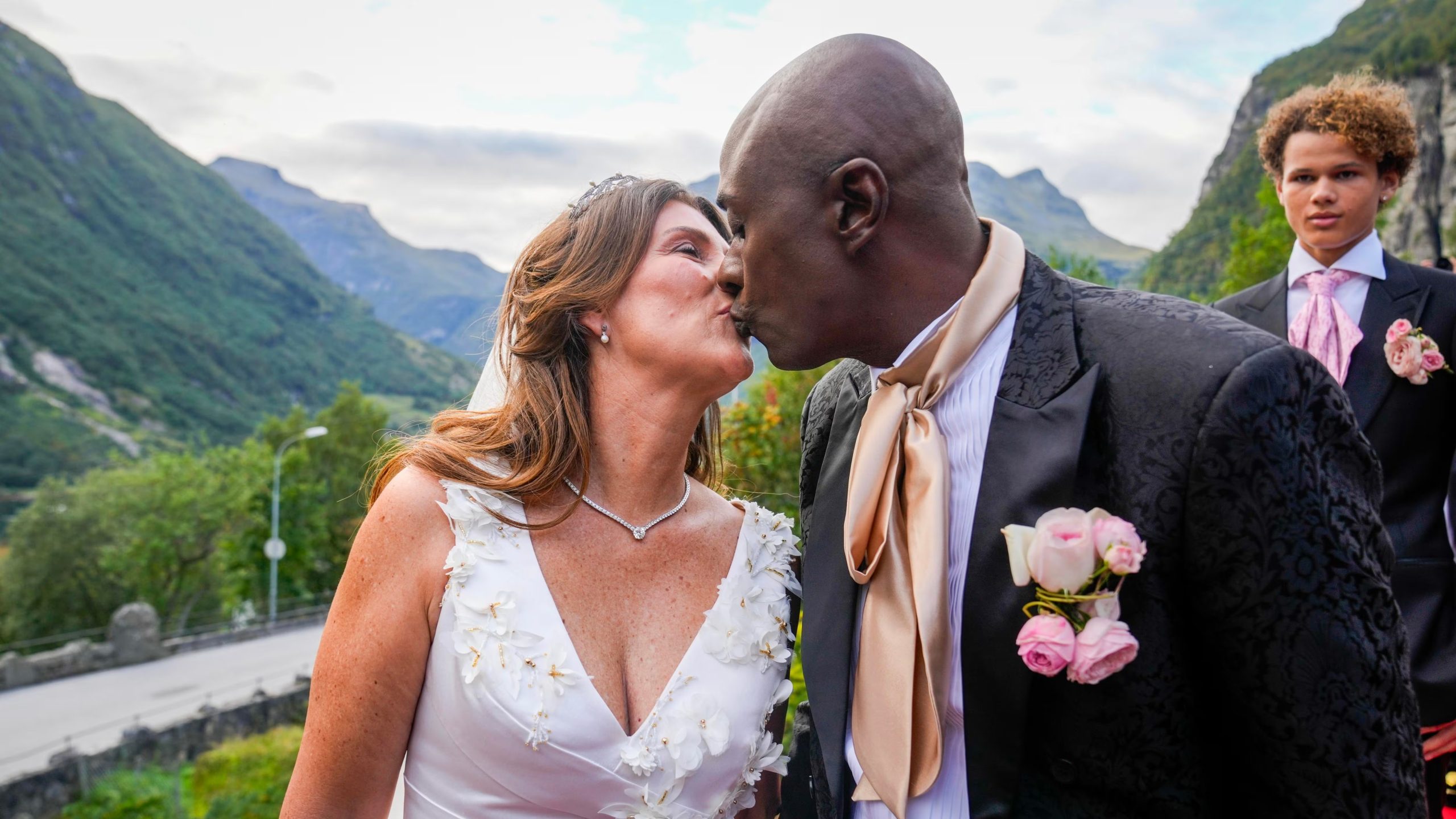 La princesa noruega Martha Louise (izq.) y Durek Verrett (EFE/EPA/HEIKO JUNGE NORWAY OUT)