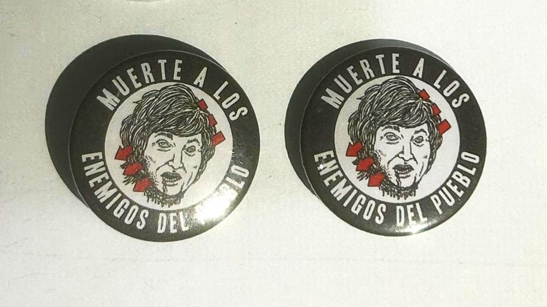 Las insignias que le incautaron