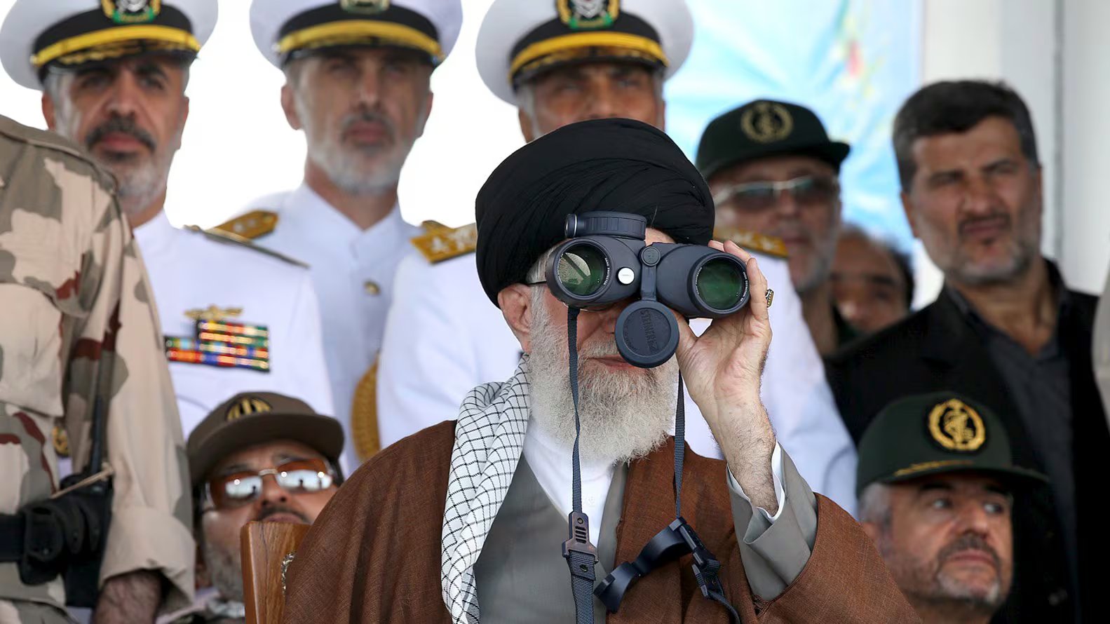 Ali Khamenei encabeza un desfile militar en Teherán (Reuters)