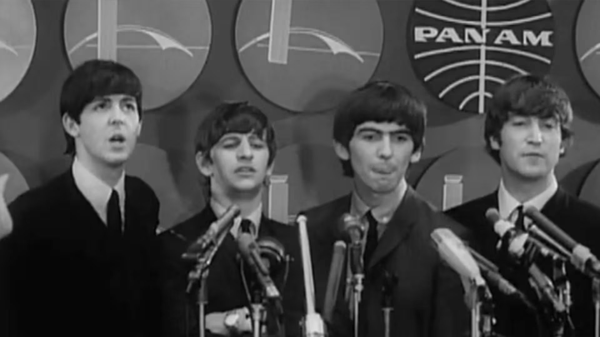 Los miembros de The Beatles, Paul McCartney, Ringo Starr, George Harrison y John Lennon, responden preguntas en su conferencia de prensa inaugural en Estados Unidos en 1964 (Captura de video)