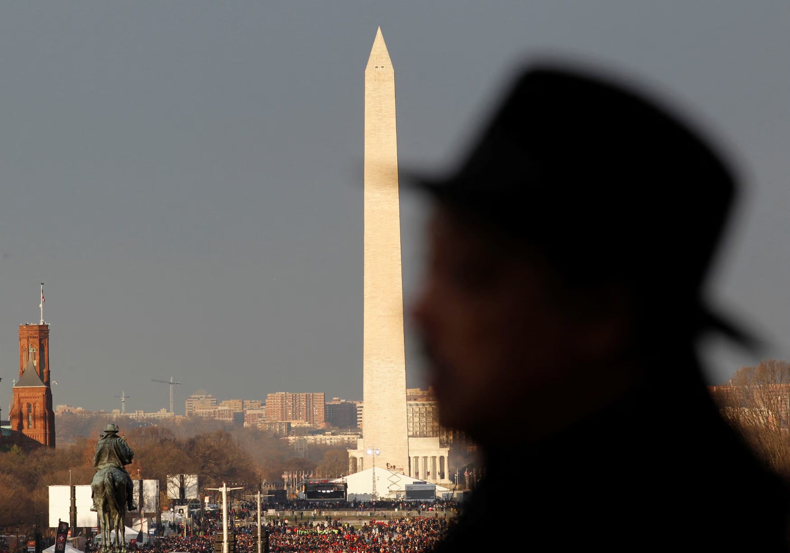 Con el Monumento a Lincoln y el Monumento a Washington al fondo, Jesse Jackson mira desde el Capitolio de los Estados Unidos en Washington el 21 de enero de 2013. REUTERS/Kevin Lamarque/Foto de archivo