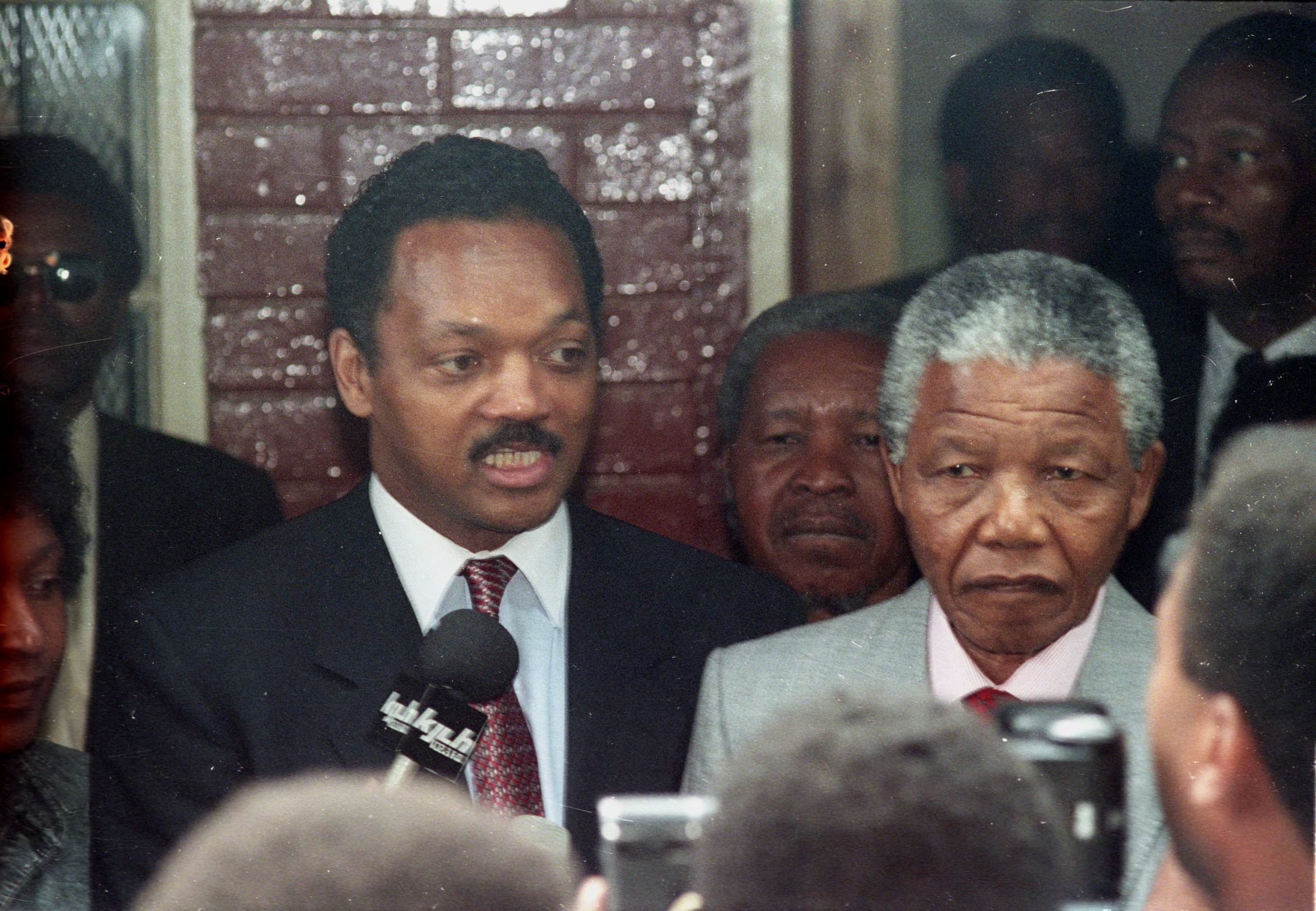 El líder estadounidense de los derechos civiles Jesse Jackson y el líder nacionalista negro sudafricano liberado Nelson Mandela responden a las preguntas de los periodistas después de la visita de Jackson a la casa de Mandela en Soweto el 15 de febrero de 1990. REUTERS/Foto de archivo