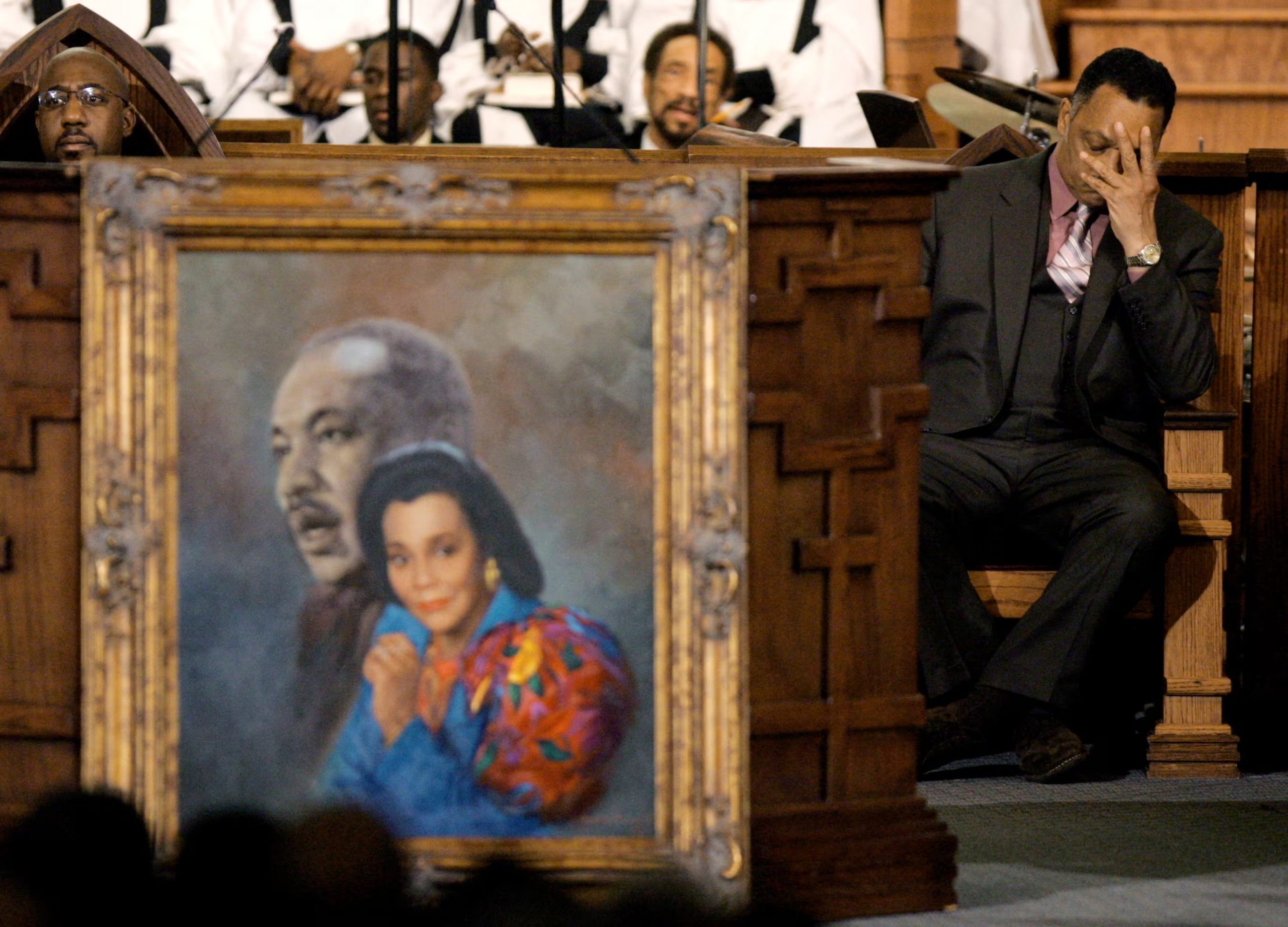 El reverendo Jesse Jackson reacciona durante un servicio de oración por Coretta Scott King en la nueva Iglesia Bautista Ebenezer en Atlanta el 6 de febrero de 2006. REUTERS/John Bazemore/Pool/Foto de archivo