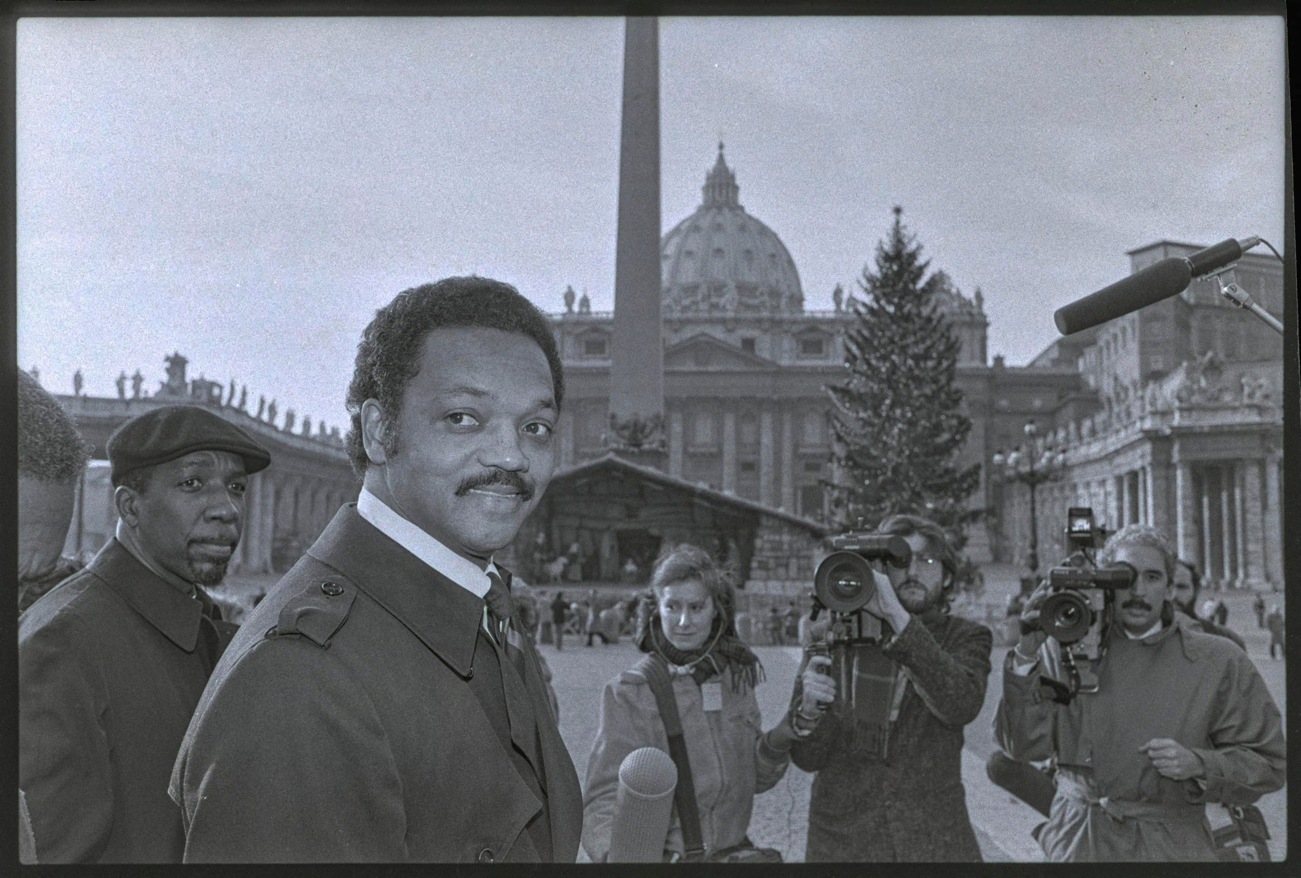 El reverendo Jesse Jackson en la Plaza de San Pedro del Vaticano durante un recorrido turístico. Jackson viajó a Roma para reunirse con el papa Juan Pablo II y tratar asuntos internacionales. 2 de enero de 1985. REUTERS/Luciano Mellace 85045007
