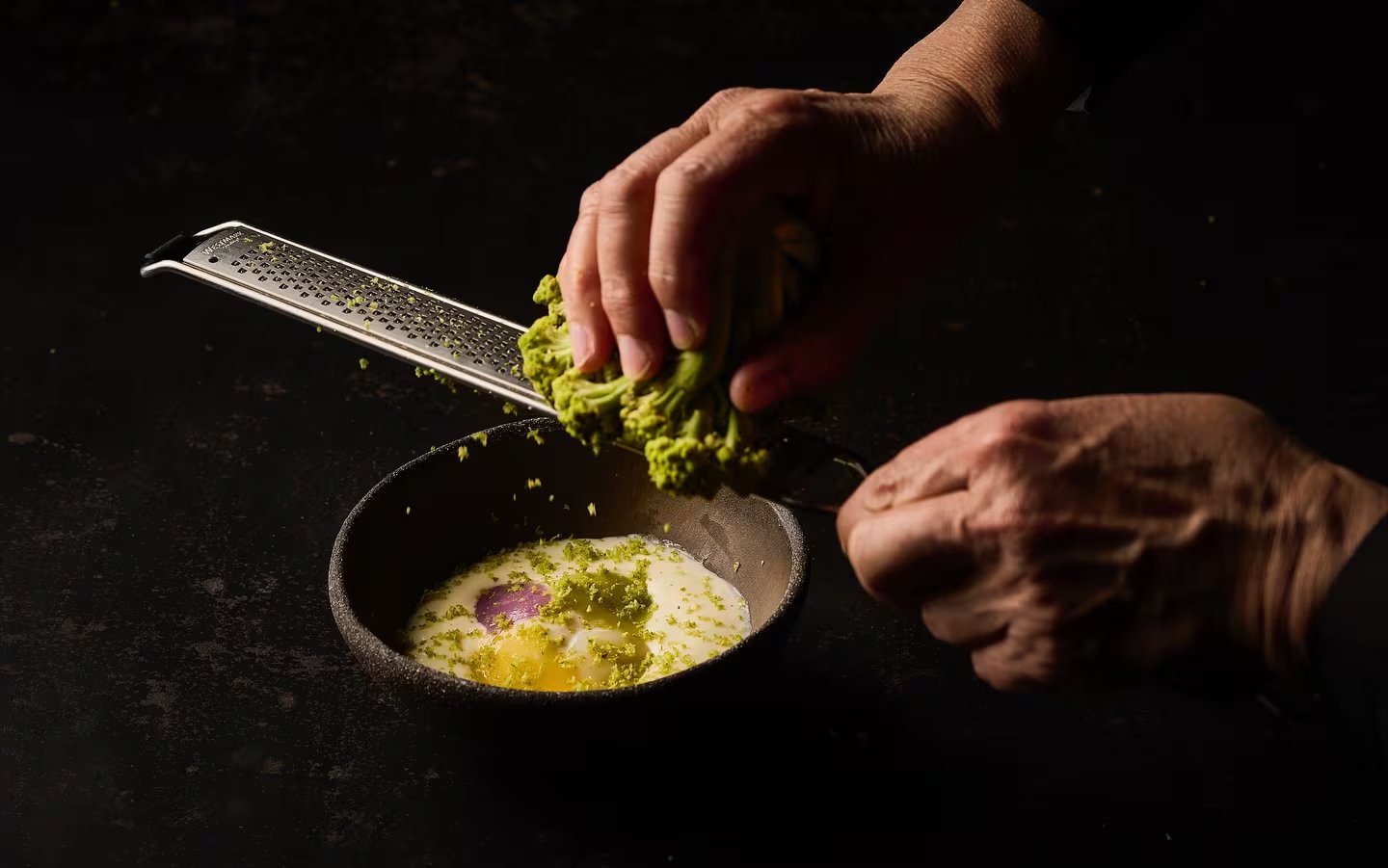 El uso de brócoli, coliflor morada y naranja, cebollas cambray y apio asegura un plato nutritivo y visualmente atractivo. - (Instagram / @lescols_finapuigdevall)