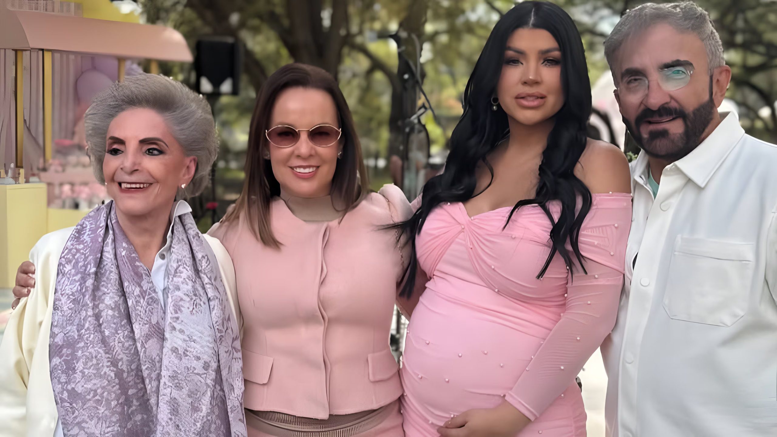 Doña Cuquita, viuda de Vicente Fernández, acompañó a su hijo y a su nuera. (@vicentefdzjr9, Instagram)