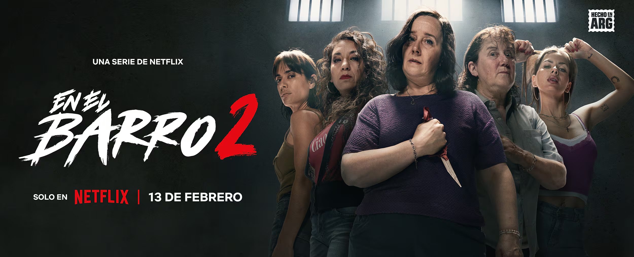 La actriz Ana Garibaldi, sosteniendo un cuchillo, posa con el elenco femenino de la serie argentina 'En el Barro 2' en su póster oficial de Netflix, que se estrena el 13 de febrero (netflix)
