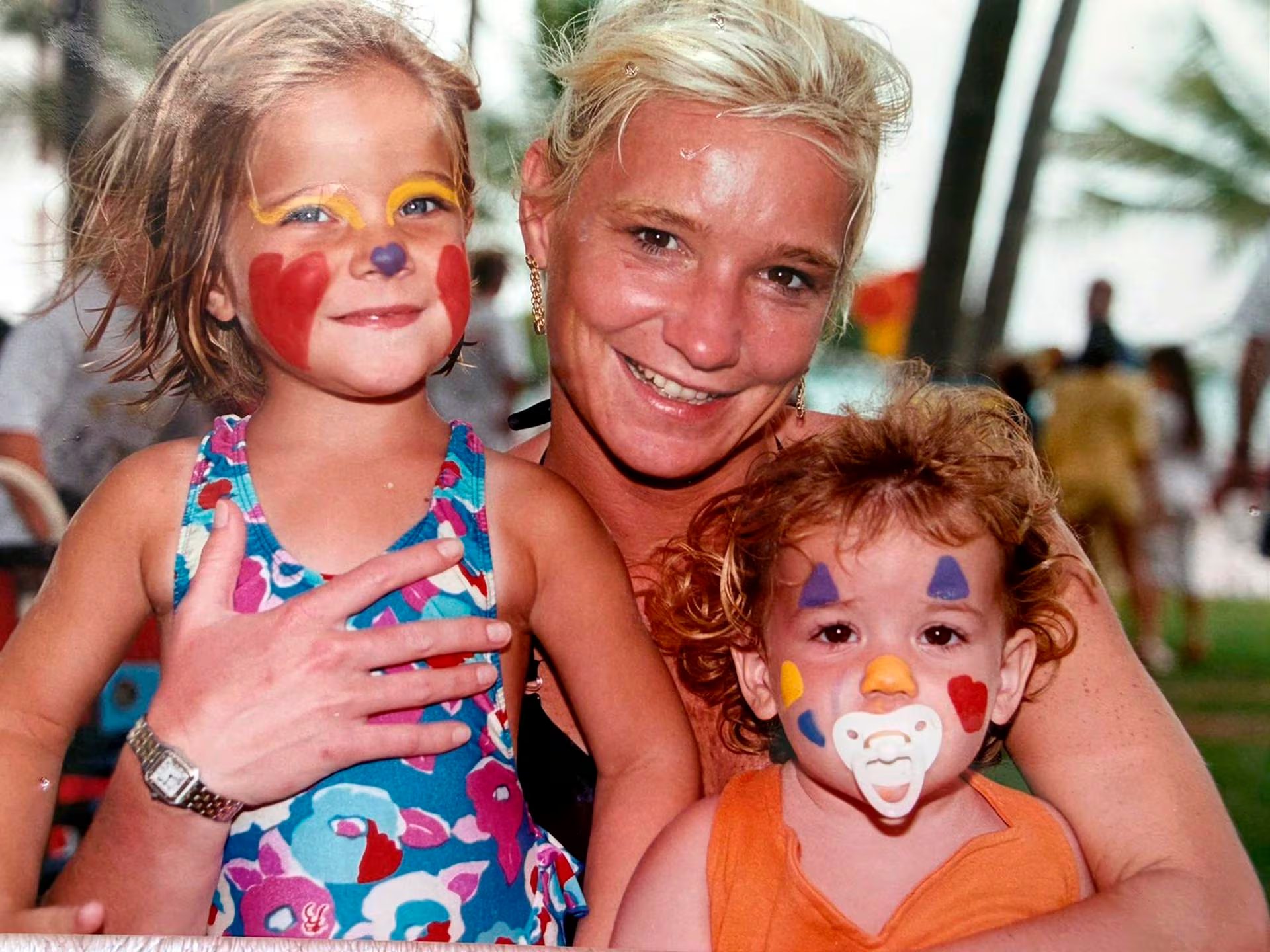 Alexia Keglevich posa sonriente junto a sus hijas.