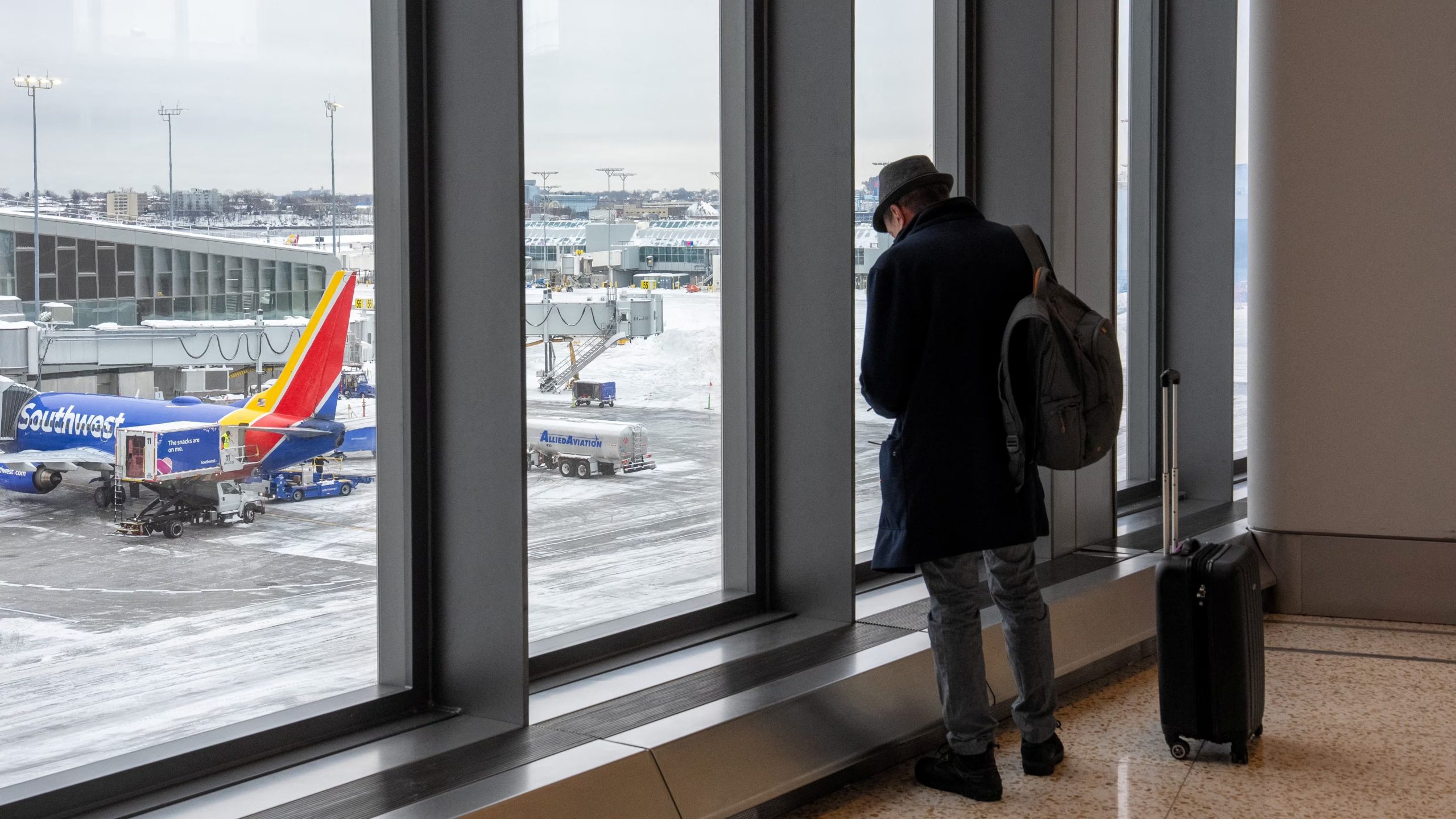 Vista desde una ventana del aeropuerto LaGuardia durante el paso de una tormenta de nieve que impacta a buena parte del territorio estadounidense (REUTERS/David 'Dee' Delgado/Archivo)