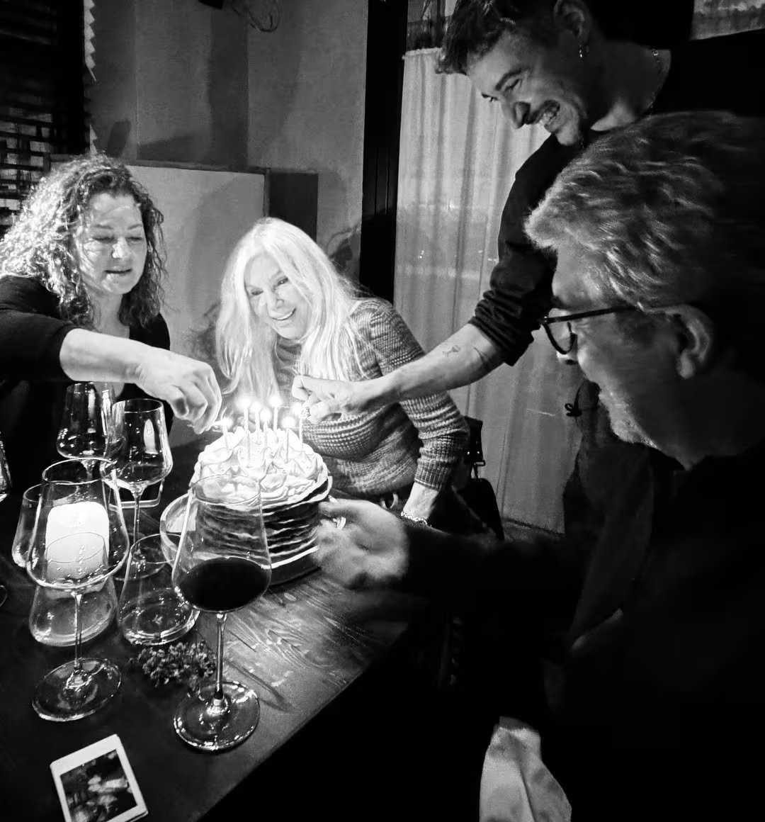 Como broche de oro para la íntima velada, Susana eligió una torta Rogel y llevó adelante el conocido ritual de las velitas