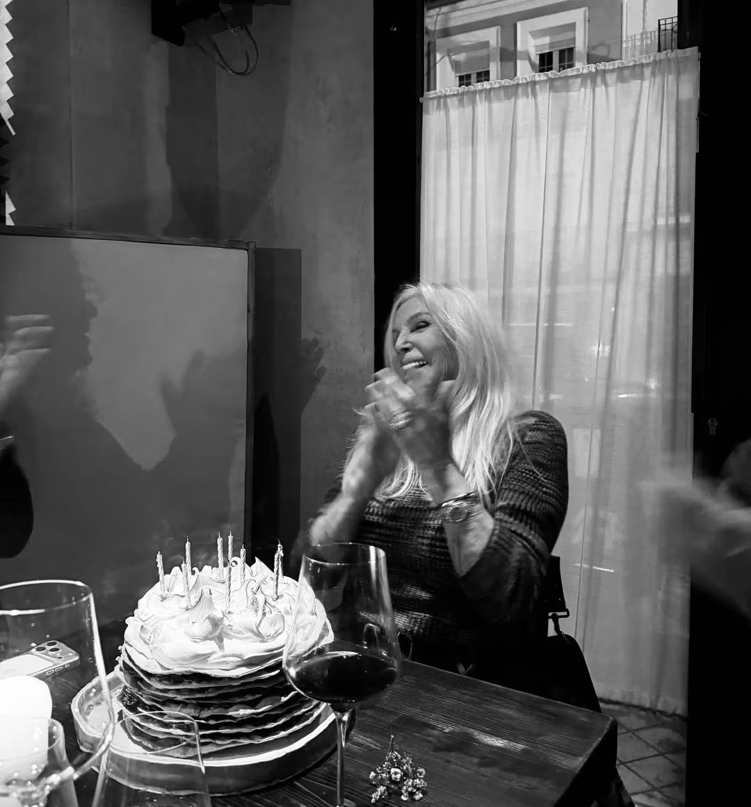 La conductora, entusiasmada, aplaudiendo frente a la gran torta Rogel (Instagram)