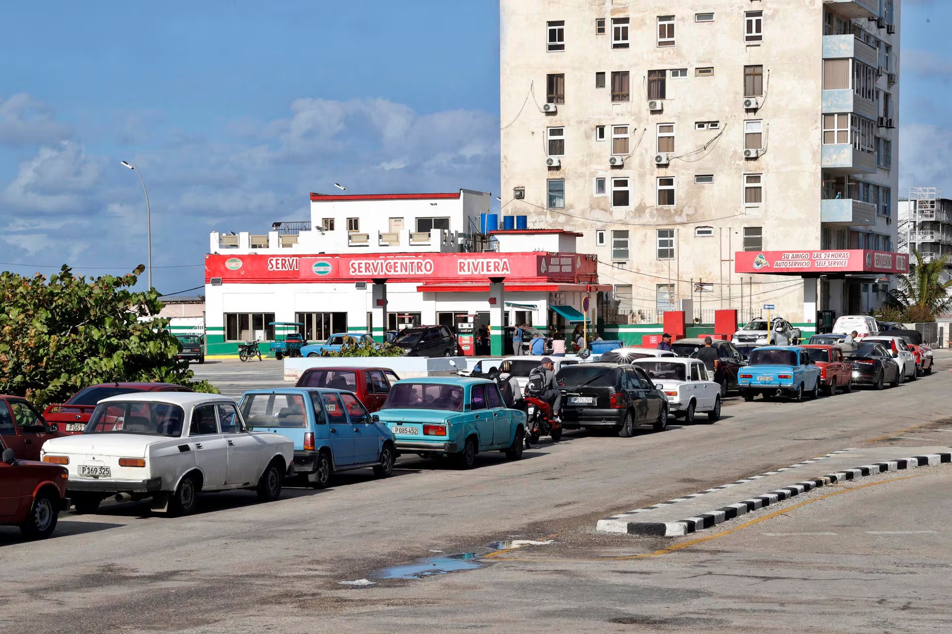 Fotografía que muestra vehículos haciendo fila para abastecerse de combustible el 21 de enero de 2026, en La Habana (EFE/Ernesto Mastrascusa)