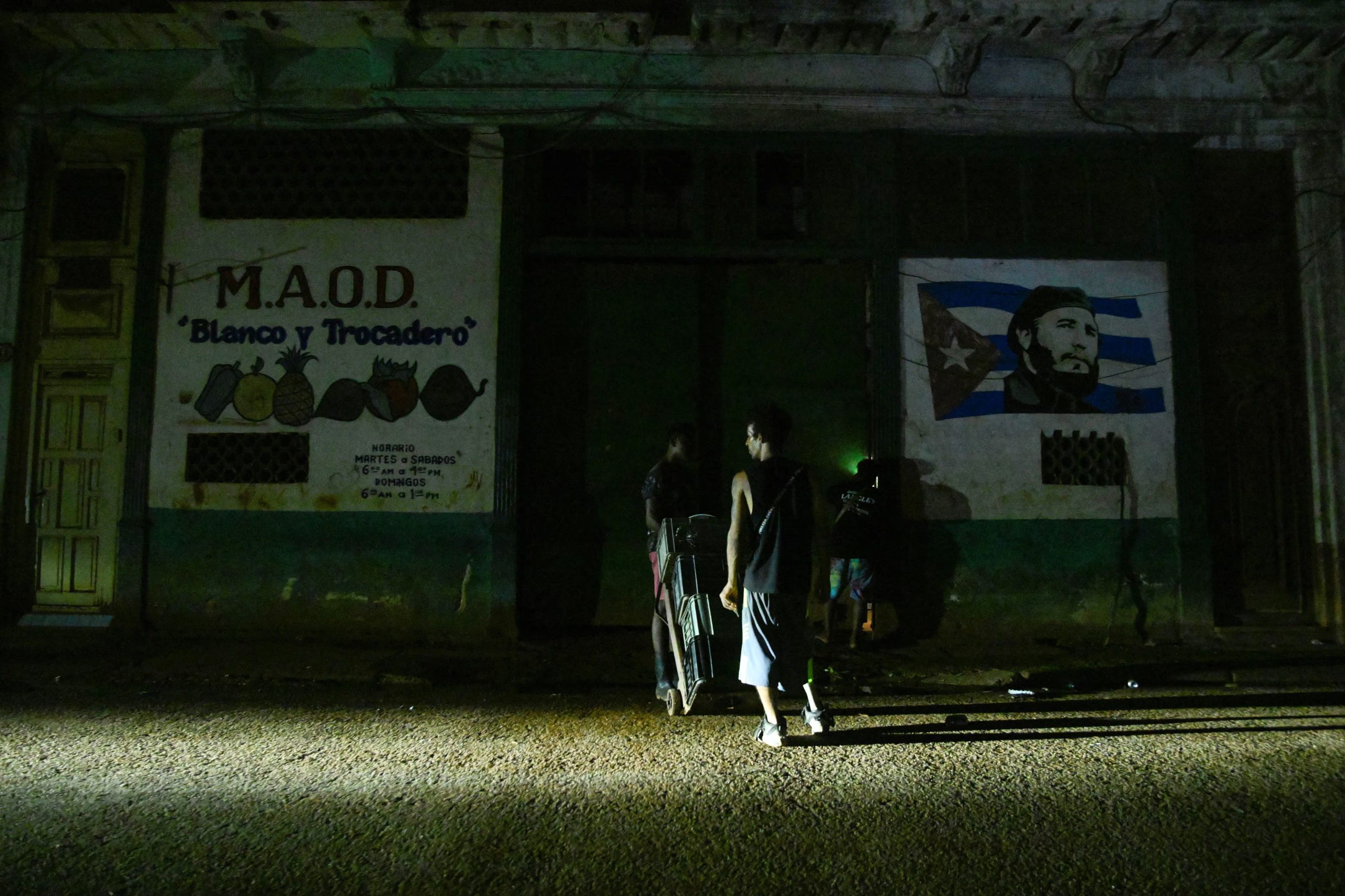 Personas se reúnen en la calle durante un apagón en La Habana (REUTERS/Norlys Perez/Archivo)