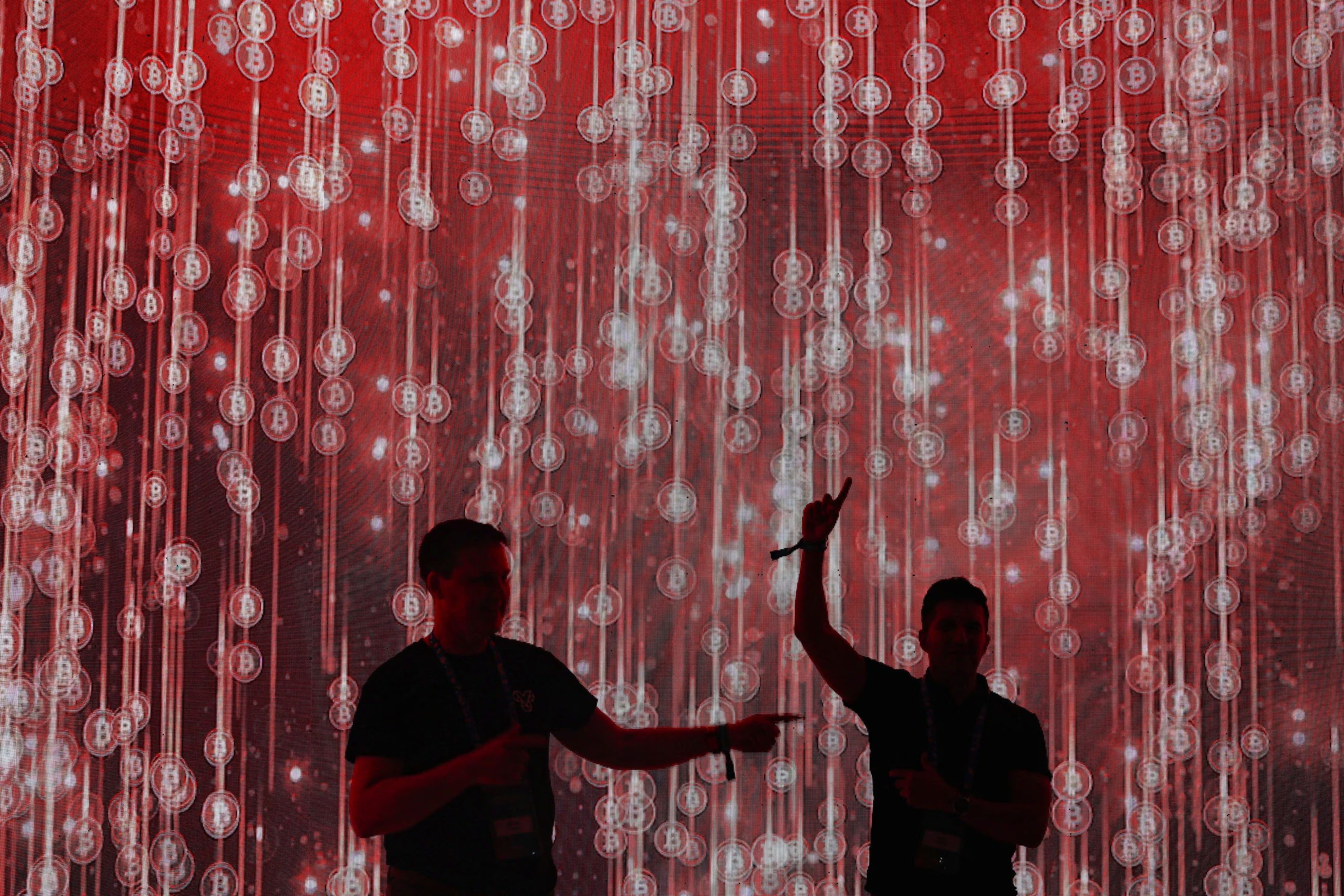 Los entusiastas de Bitcoin posan para fotos durante el inicio del Foro Plan B El Salvador, en San Salvador, El Salvador, el 30 de enero de 2025. (REUTERS/Jose Cabezas)