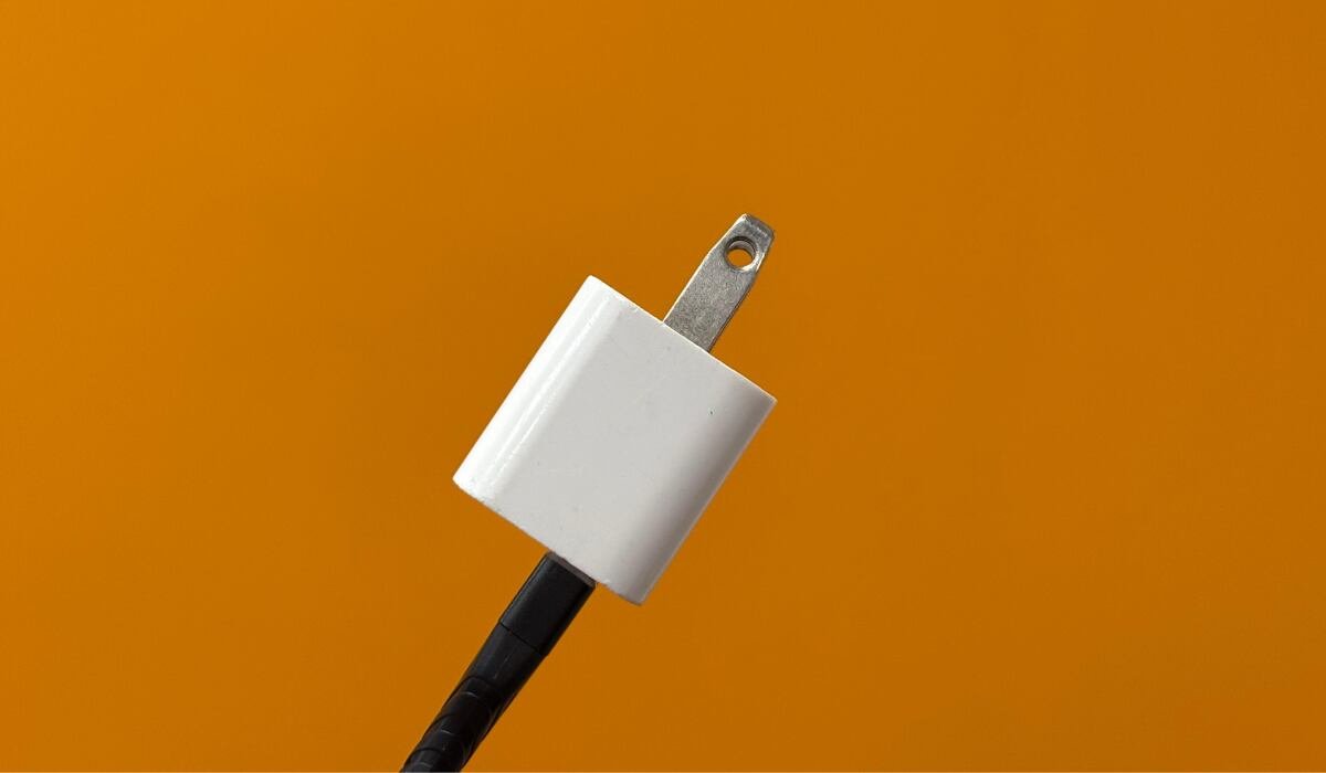 Los enchufes tipo A incluyen dos orificios en sus terminales, diseñados para mejorar la estabilidad de la conexión.