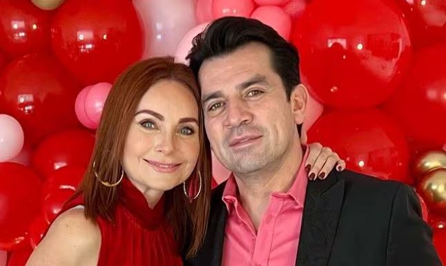 Jorge Salinas y Elizabeth Álvarez transformaron una convivencia tensa durante Fuego en la sangre en un matrimonio admirado en el medio. - (Instagram/@cuquitaoficial_)
