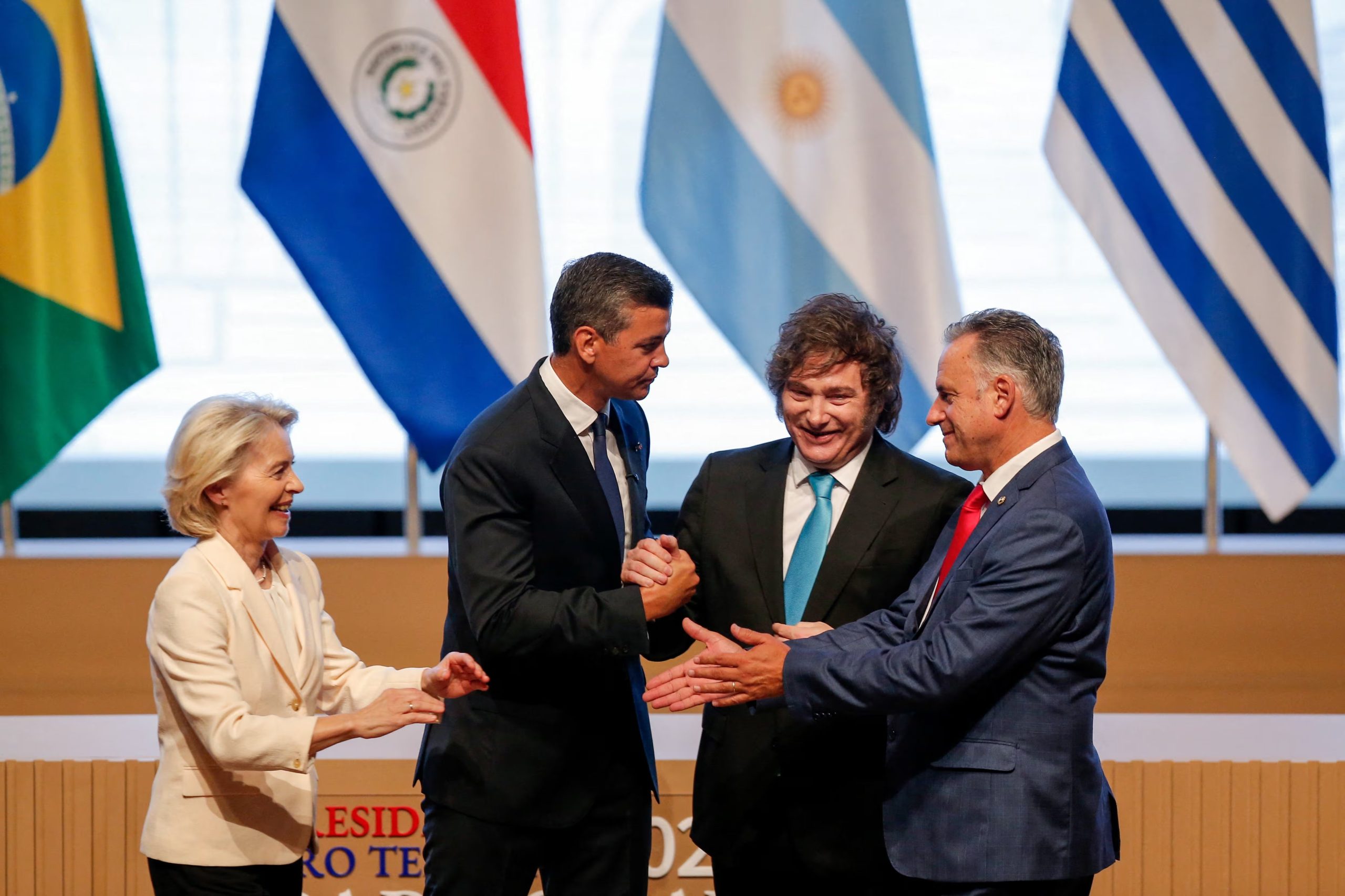 La presidenta de la Comisión Europea, Ursula von der Leyen, el presidente de Paraguay, Santiago Peña, el presidente de Argentina, Javier Milei, y el presidente de Uruguay, Yamandu Orsi (REUTERS/Cesar Olmedo)