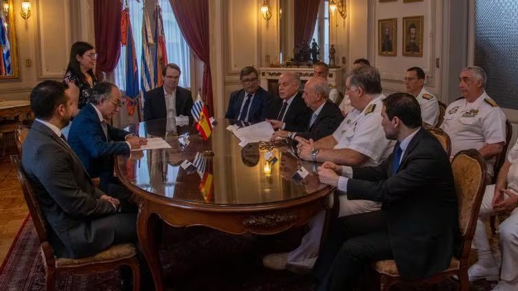Firma del contrato entre el Ministerio de la Defensa Nacional de Uruguay y el astillero español Cardama, en diciembre de 2023 (Gobierno de Uruguay)