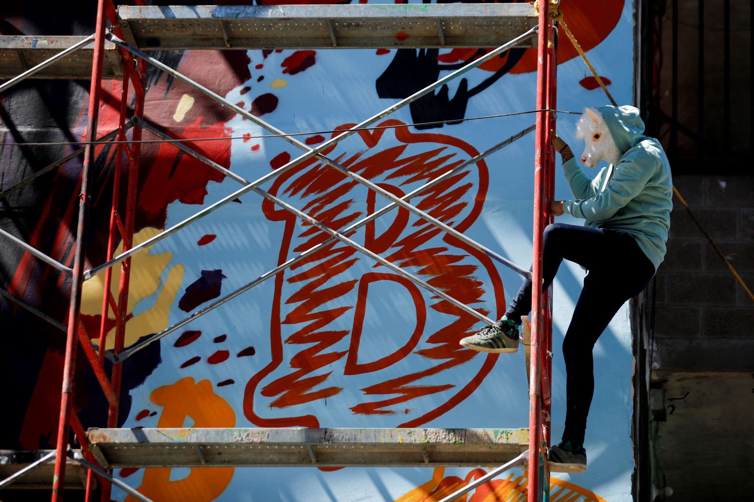 Se muestra un signo de Bitcoin en el cielo durante un espectáculo de drones para el inicio del Foro Plan B El Salvador, en San Salvador, El Salvador, el 30 de enero de 2025. (REUTERS/Jose Cabezas)