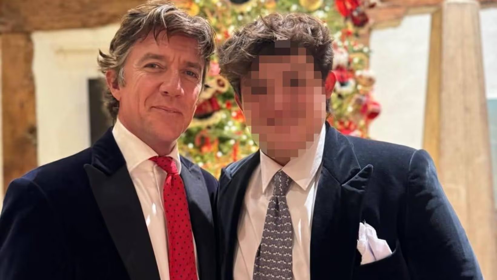 Colate Vallejo-Nágera y su hijo , Andrea Nicolás, juntos en Navidad (Instagram / @colatenicolas)