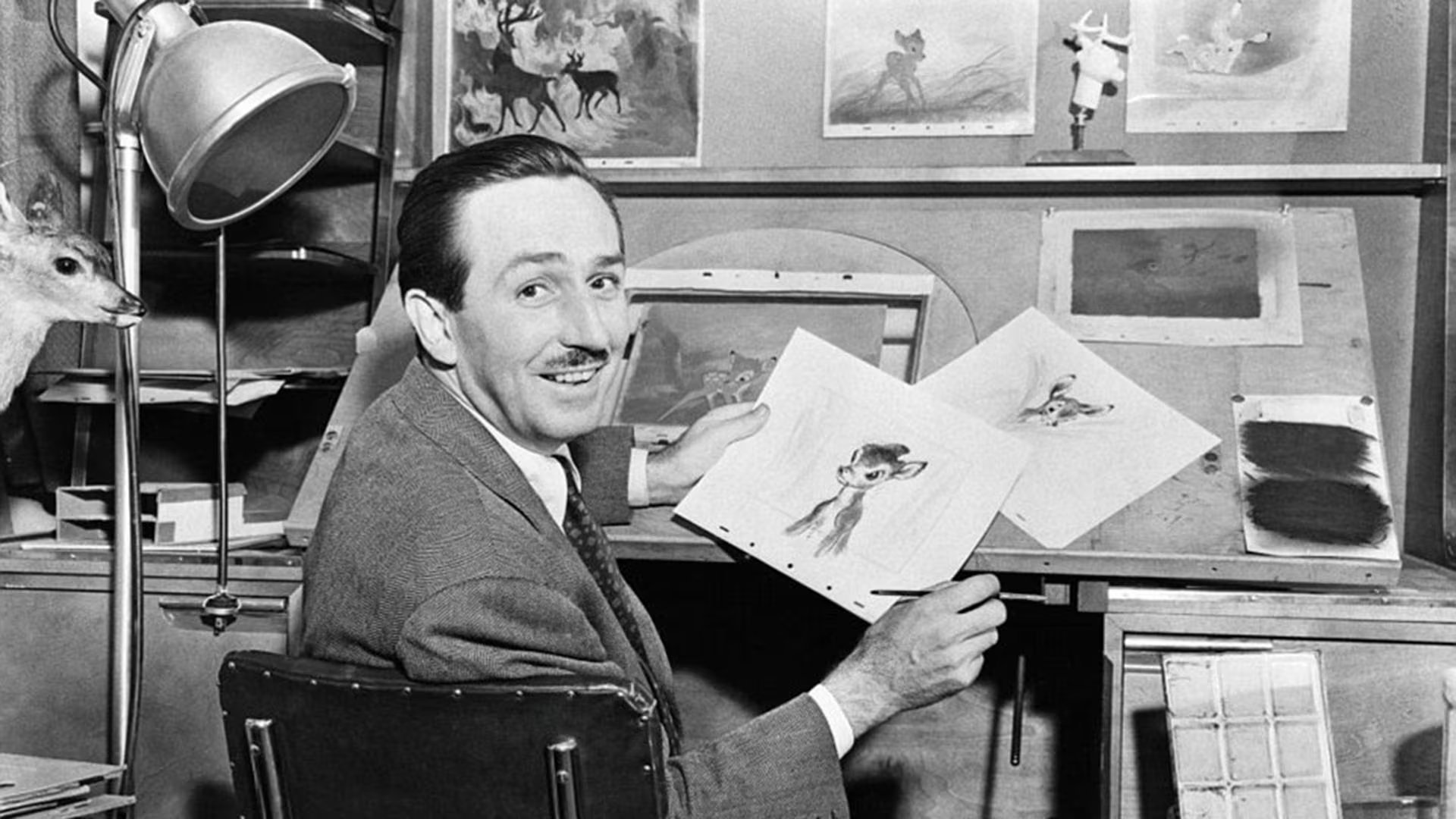 La adaptación de Bambi por Walt Disney en 1942 eliminó la carga política, suavizando el relato y orientándolo al público infantil (Dailymail)